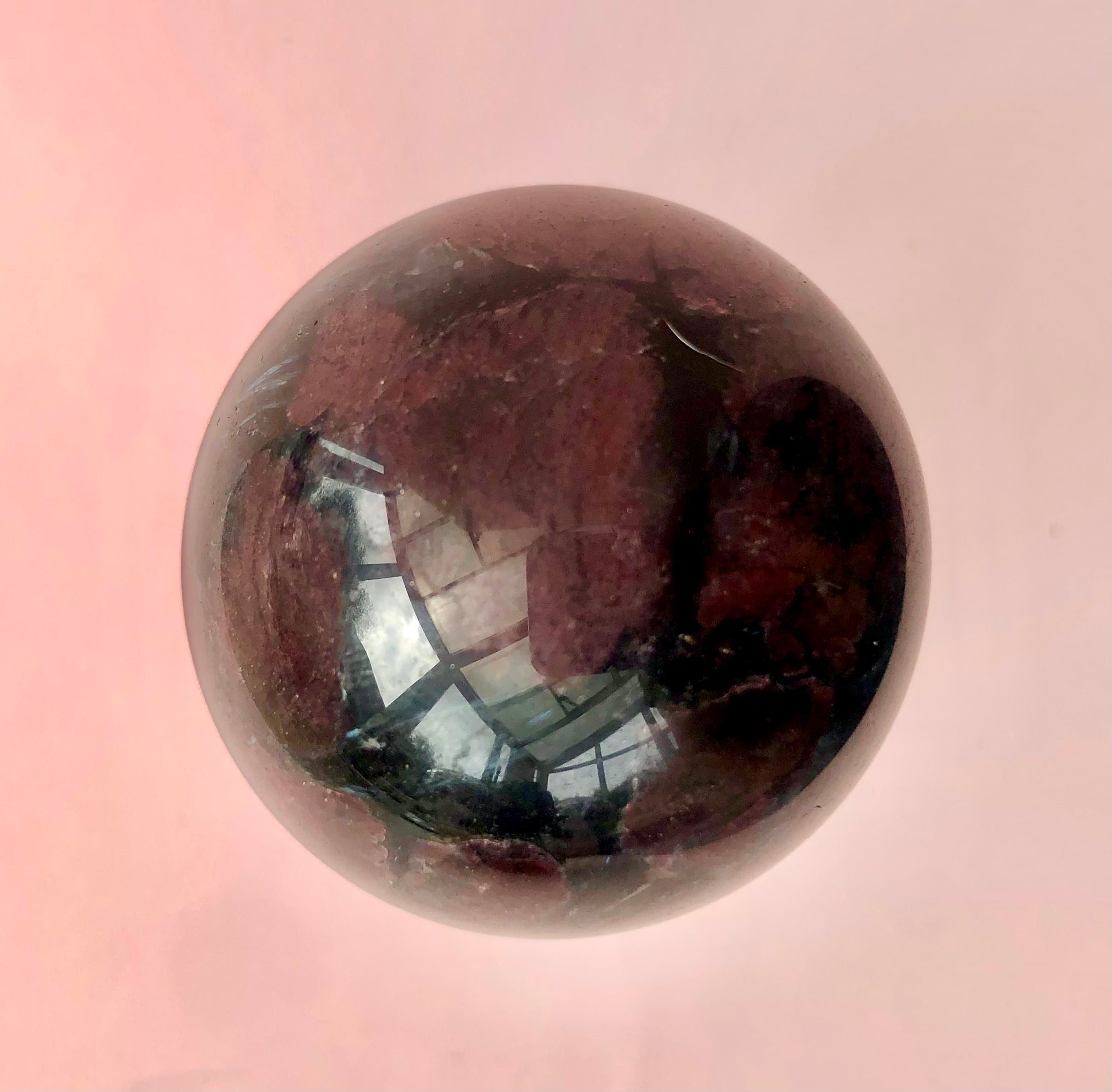 Granat i Astrophyllit Kugle ☾ “kærlighed, seksualitet & Kundalini
☾ 5 cm