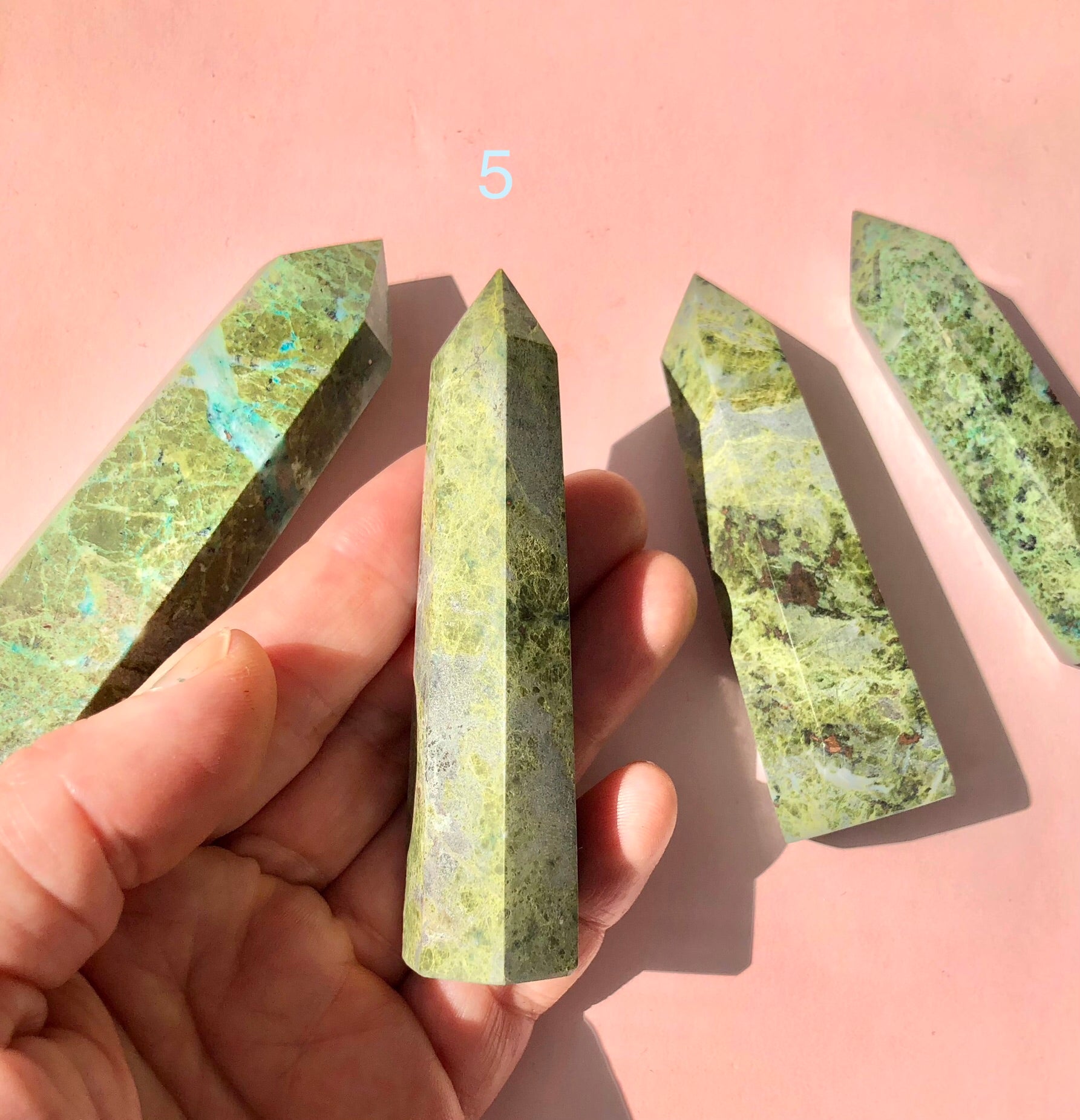 Chrysocolla Tårn 𓂀 Selvbevidsthed & indre balance 𓂀 Healer hjertesorg & øger evnen til at elske 𓂀 Nr.4-7