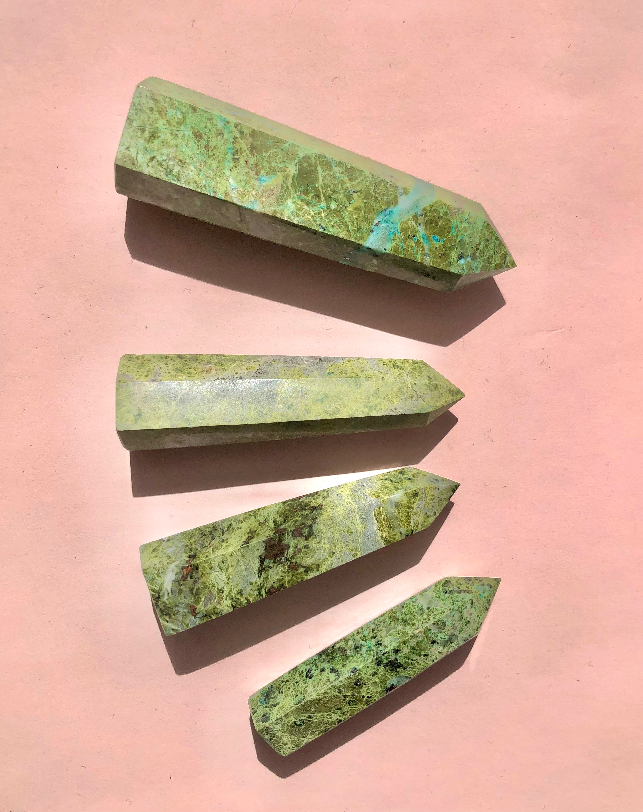 Chrysocolla Tårn 𓂀 Selvbevidsthed & indre balance 𓂀 Healer hjertesorg & øger evnen til at elske 𓂀 Nr.4-7