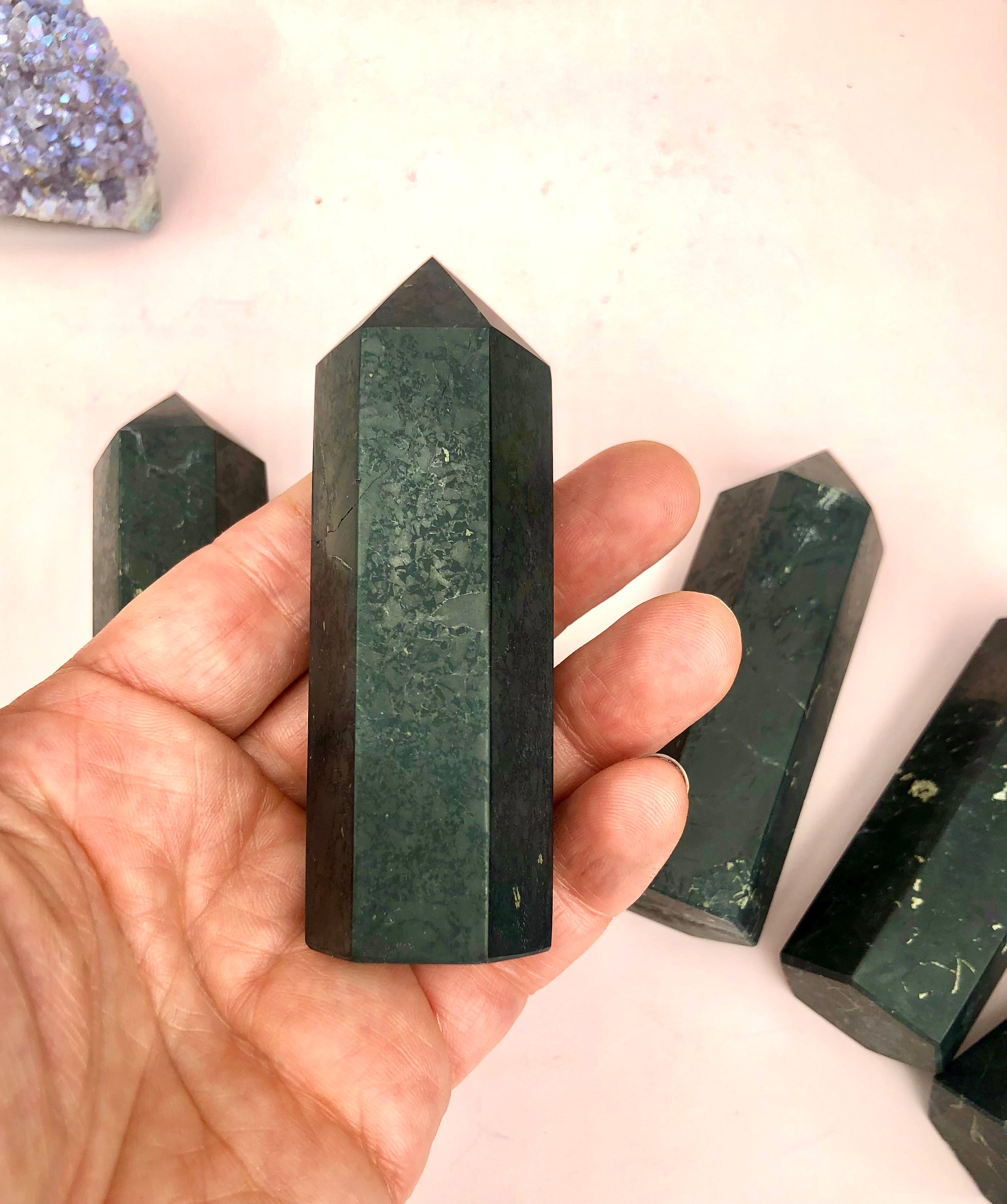 Månesøster Krystaller Stort Shungit Tårn ☽ EN MAGISK, HEALENDE VIDUNDERSTEN ☾ 8-11 cm høje ☾ 88 - 100 gram