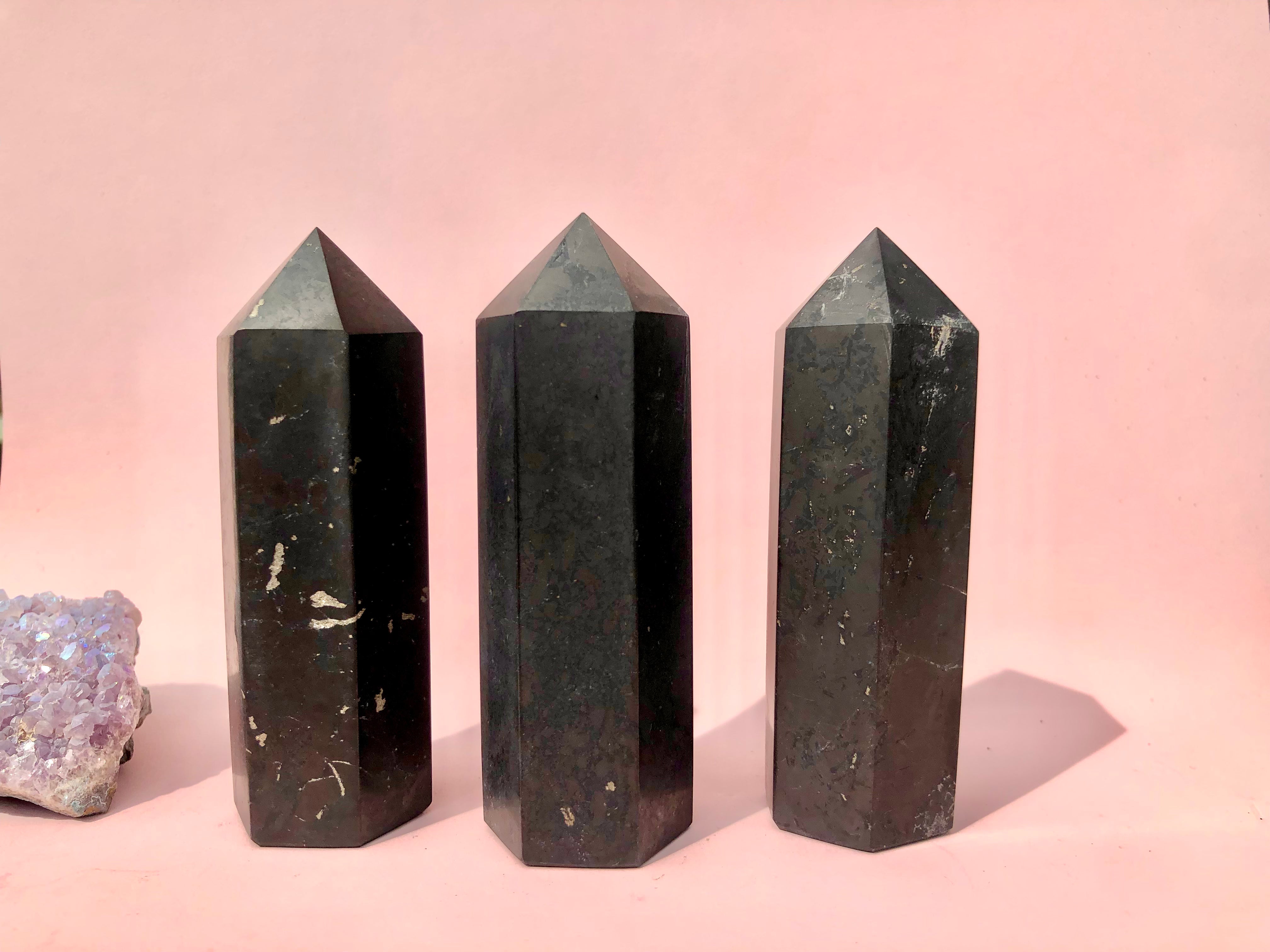 Månesøster Krystaller Stort Shungit Tårn ☽ EN MAGISK, HEALENDE VIDUNDERSTEN ☾ 8-11 cm høje ☾ 88 - 100 gram