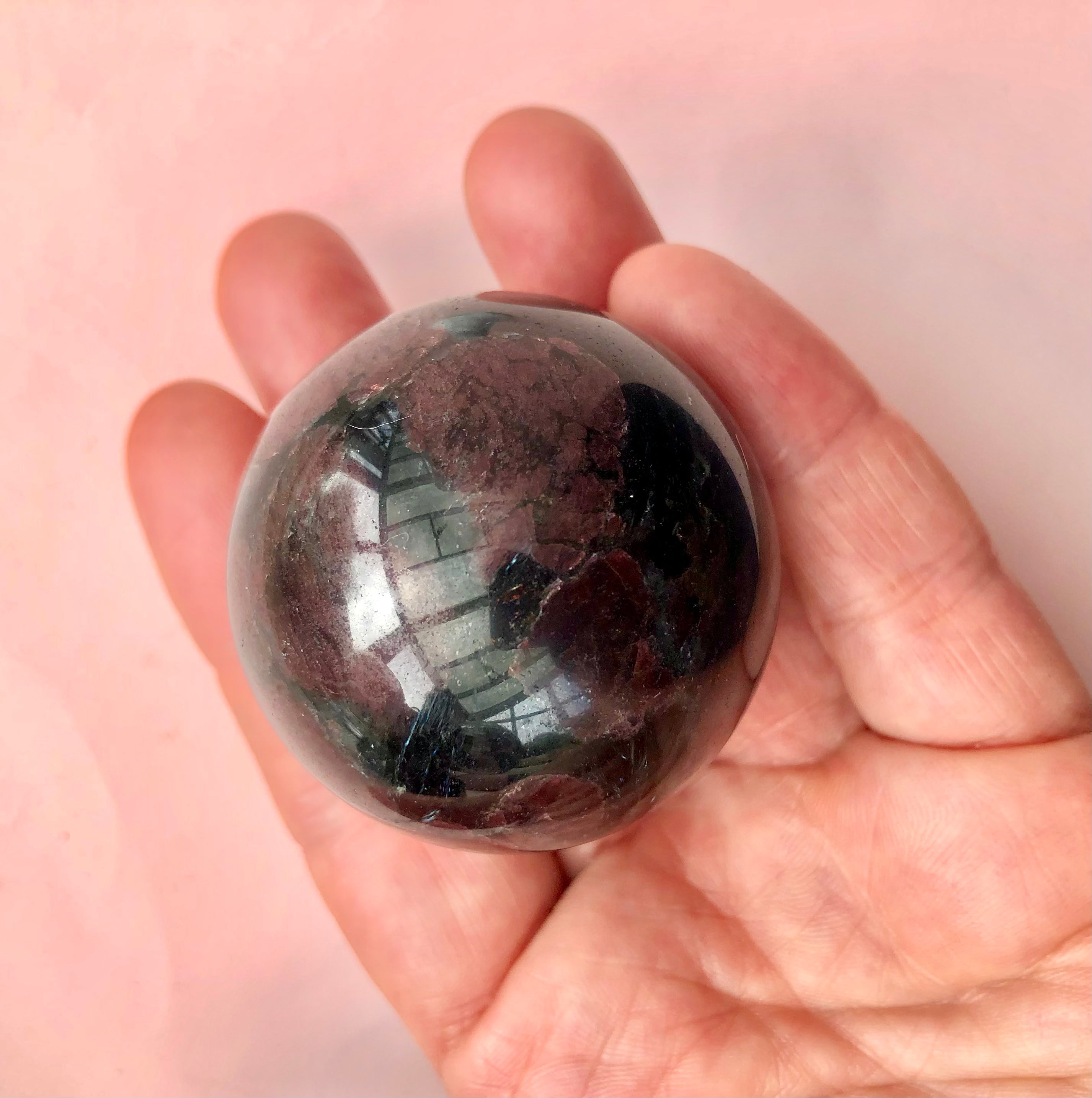 Granat i Astrophyllit Kugle ☾ “kærlighed, seksualitet & Kundalini
☾ 5 cm