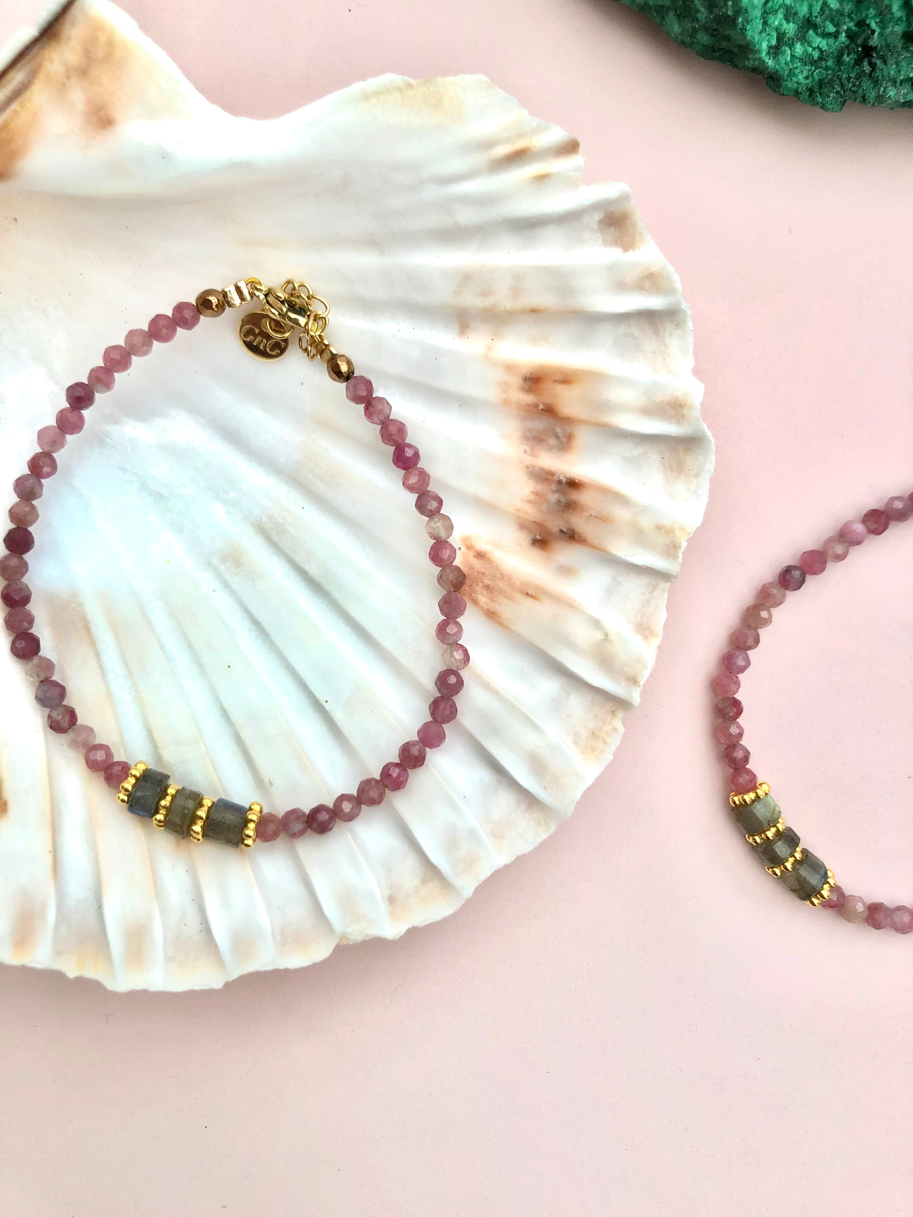 Månesøster Krystaller ☾ Pink Turmalin + Labradorit Armbånd ☾ / MAANESOESTER.DK / MÅNESØSTER.DK