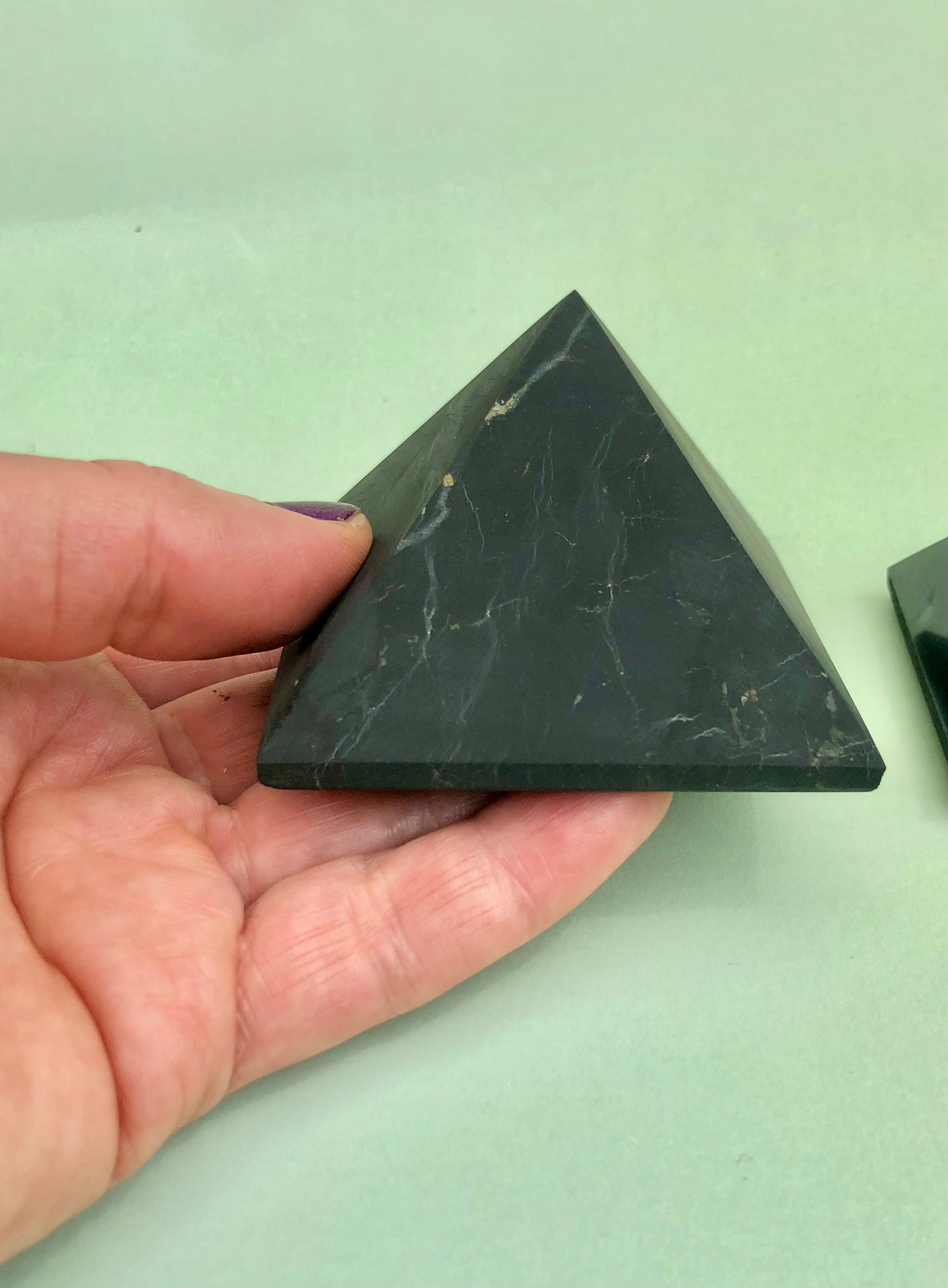 Månesøster Krystaller - Shungit Pyramide ☽ EN MAGISK, HEALENDE VIDUNDERSTEN ☾ - maanesoester.dk - Månesøster.dk