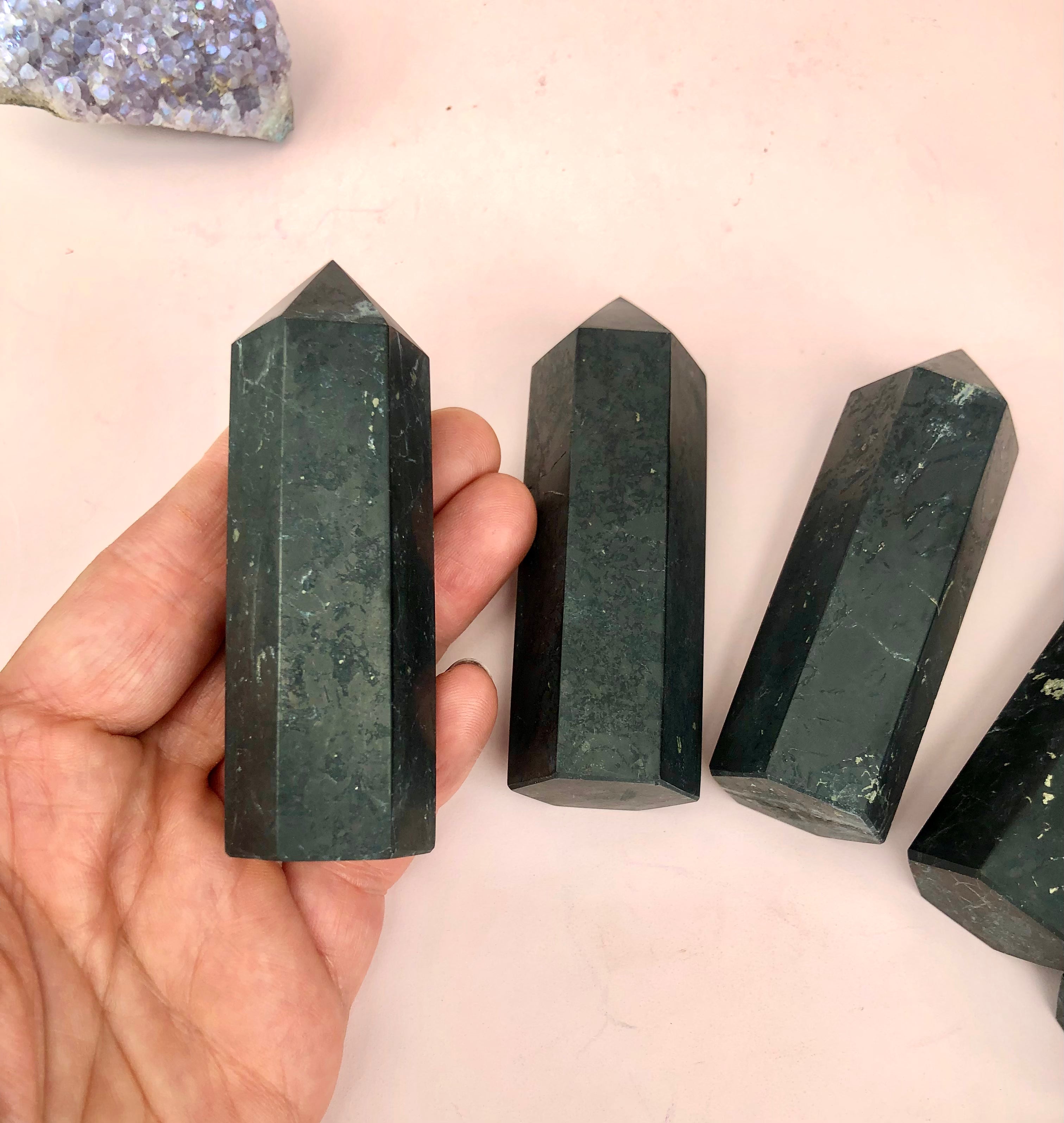 Månesøster Krystaller Stort Shungit Tårn ☽ EN MAGISK, HEALENDE VIDUNDERSTEN ☾ 8-11 cm høje ☾ 88 - 100 gram