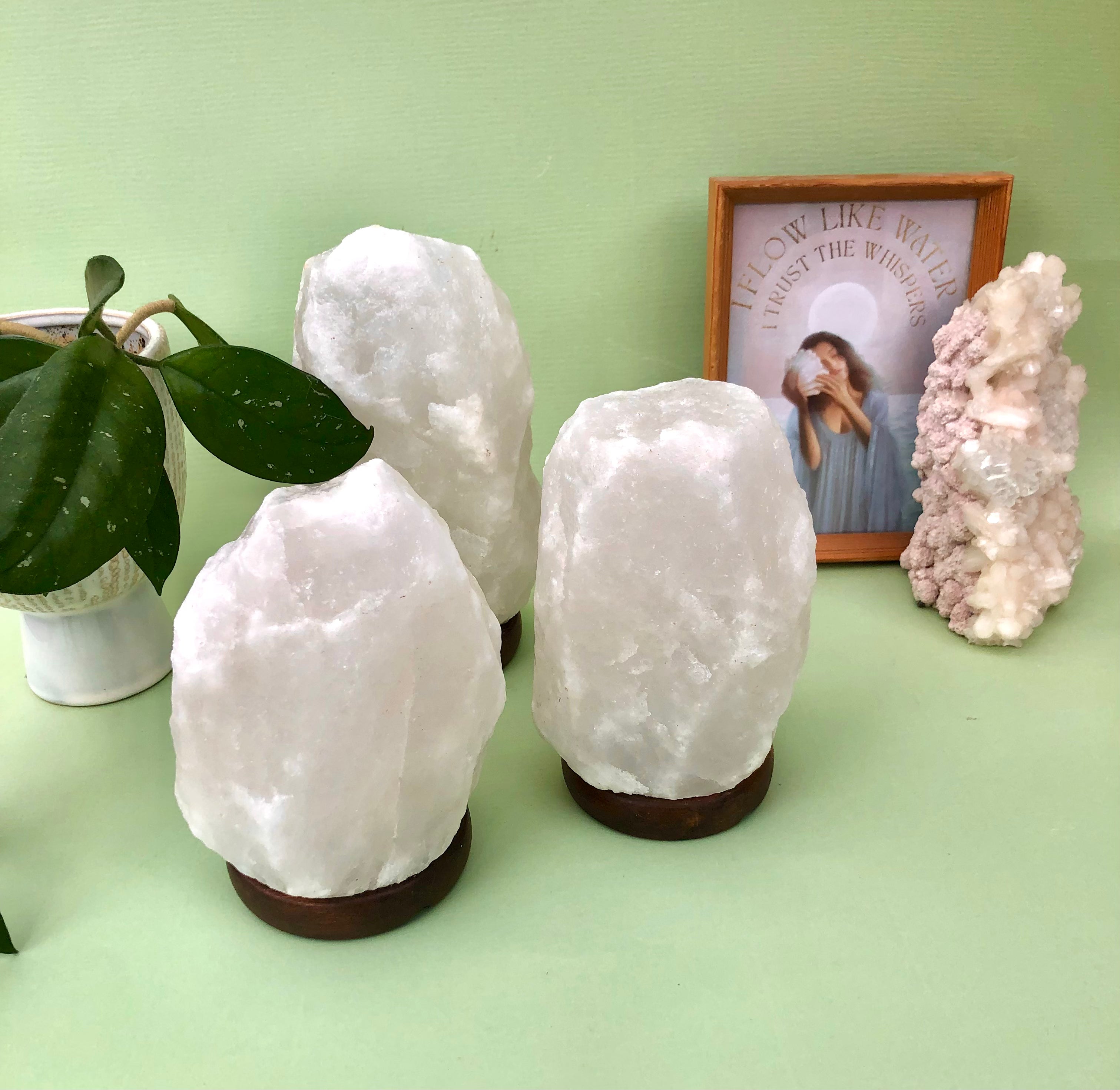 Stor Himalaya Salt Lampe HVID saltlampe Månesøster Krystaller Månesøsteren Månesten Månesøstrene - MÅNESØSTER.DK / MAANESOESTER.DK