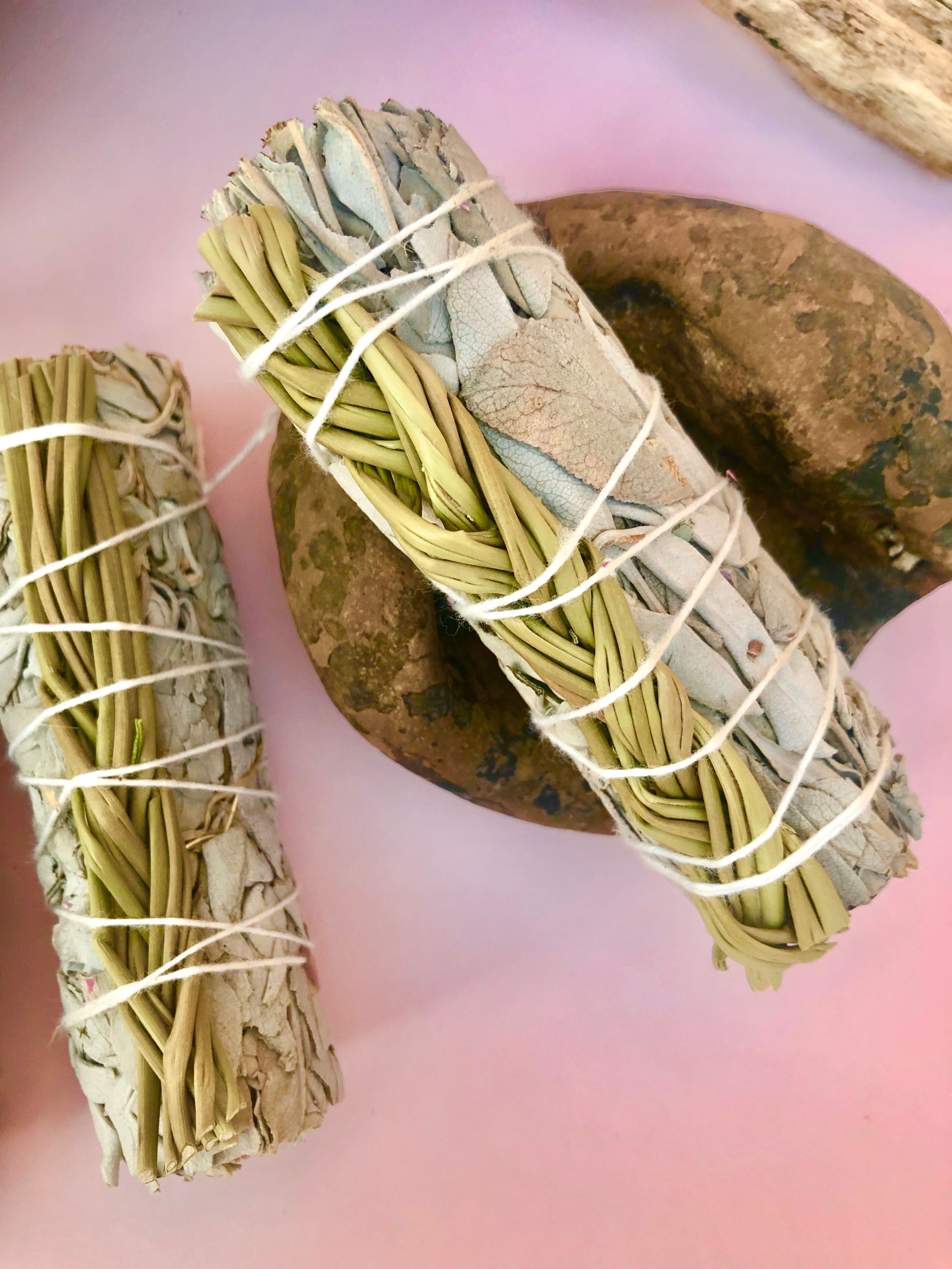 Månesøster Krystaller - Salvie Smudge Med ☾ Sweetgrass / Weengushk / MAANESOESTER.DK / MÅNESØSTER.DK