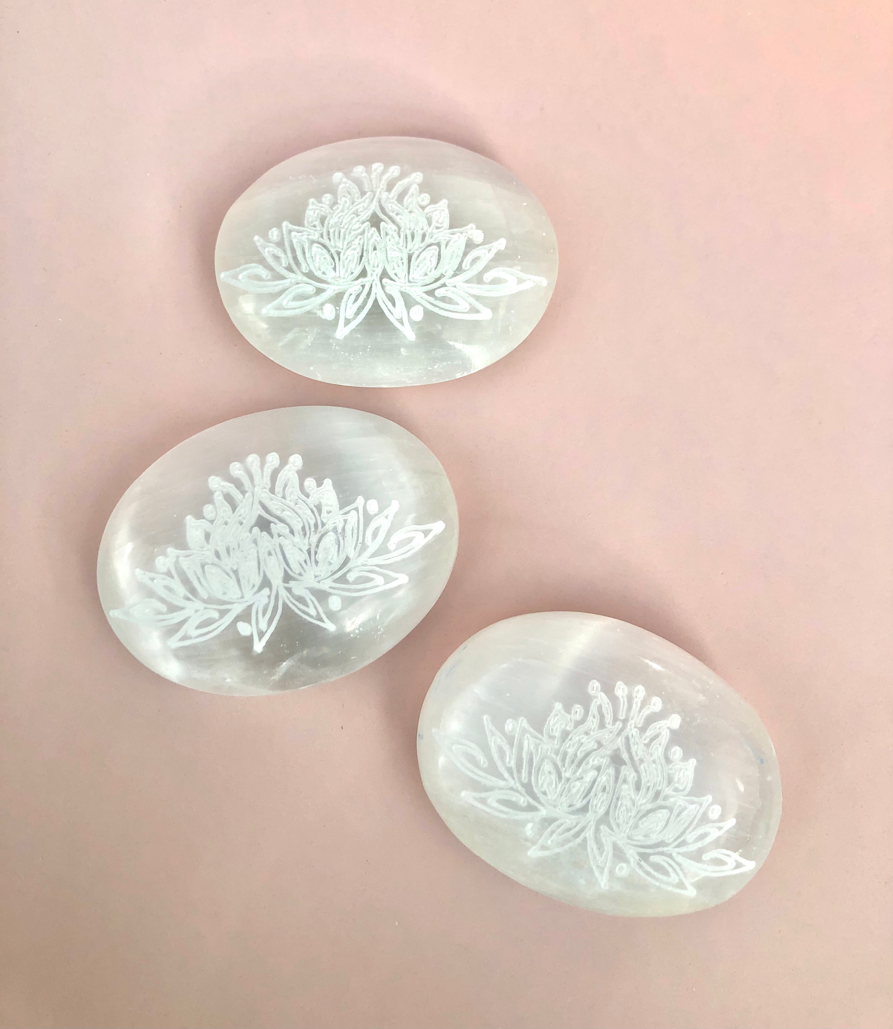 Månesøster Krystaller Selenit PalmStone ☾ RENS, OPLAD & HEAL ☾ Med Livets Træ & Lotus Motiv