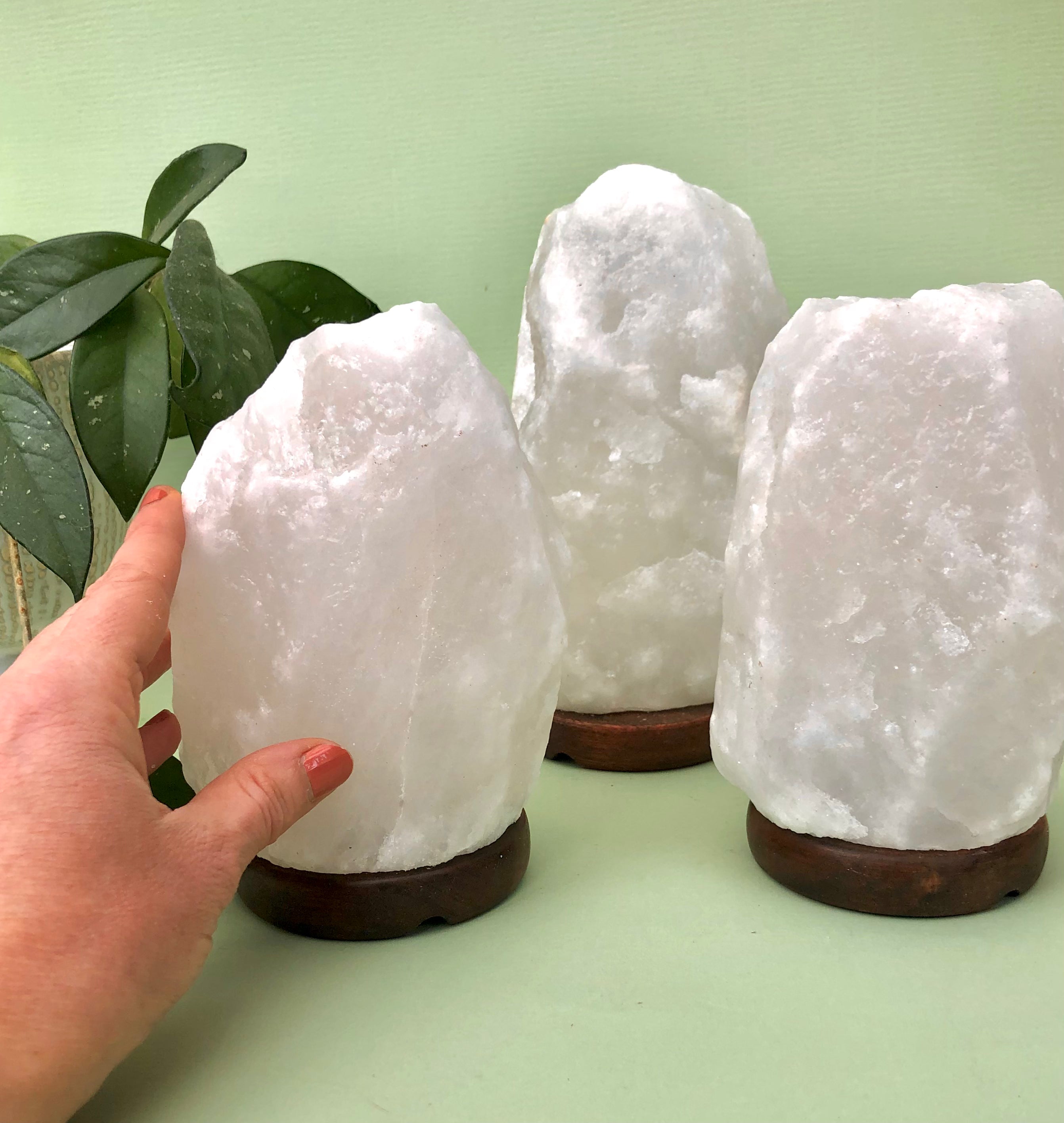 Stor Himalaya Salt Lampe HVID saltlampe Månesøster Krystaller Månesøsteren Månesten Månesøstrene - MÅNESØSTER.DK / MAANESOESTER.DK