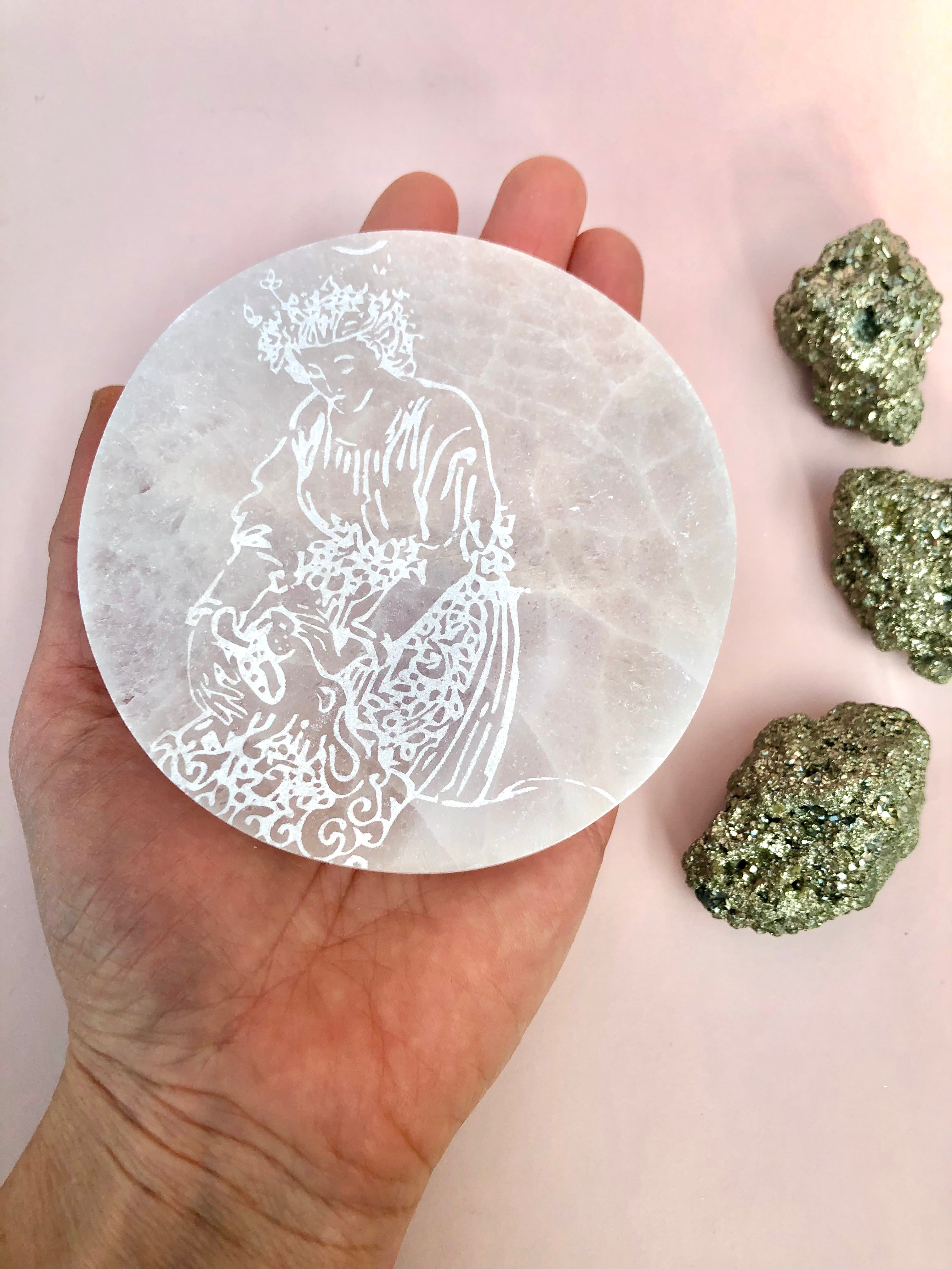 Månesøster Krystaller Selenit Plade ☾ Med Tarot Motiv Strength ☾ RENS, OPLAD & HEAL ☾ Til opladning af krystaller og smykker