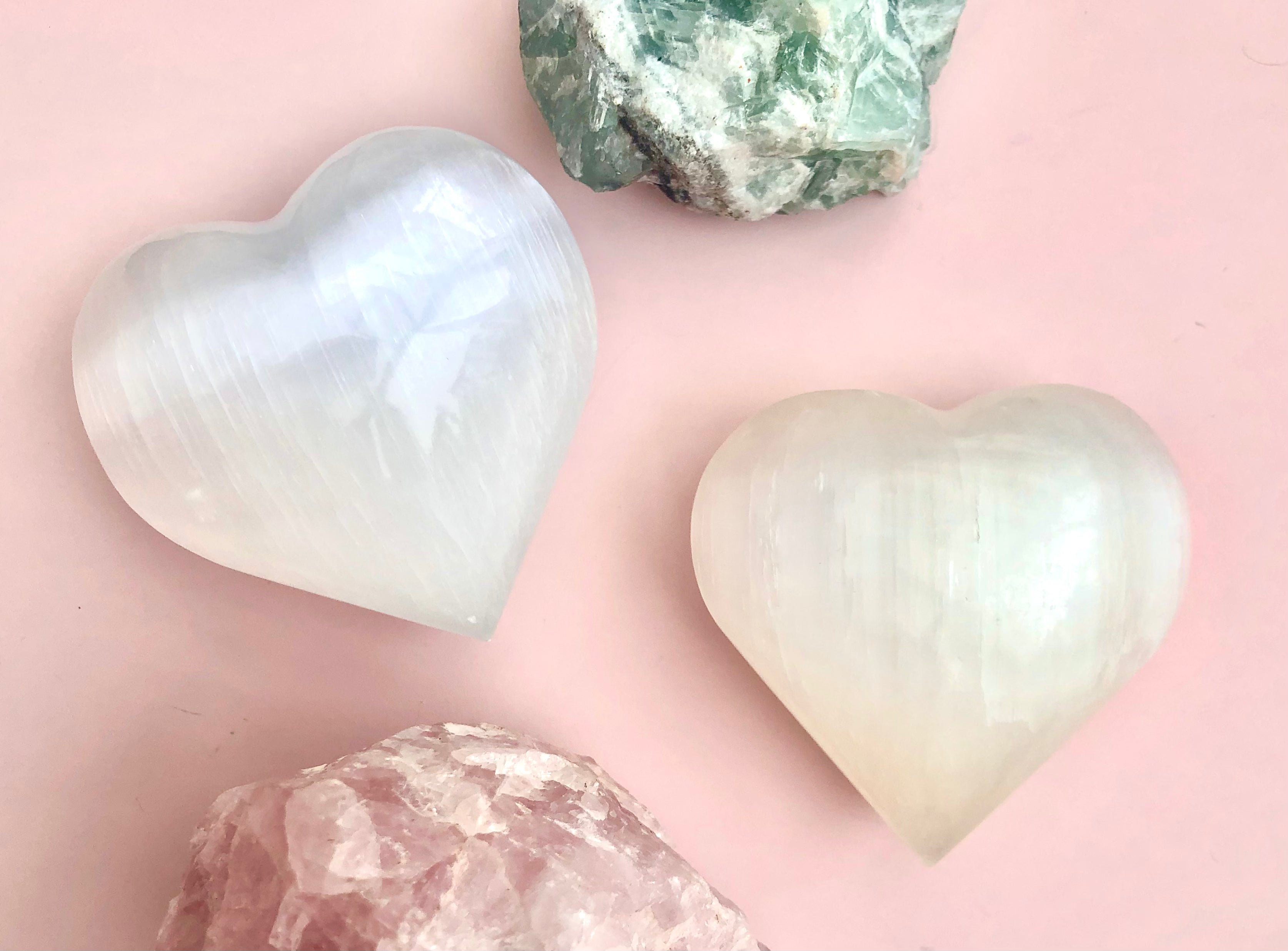Stort Selenit Hjerte - RENS, OPLAD & HEAL ☾