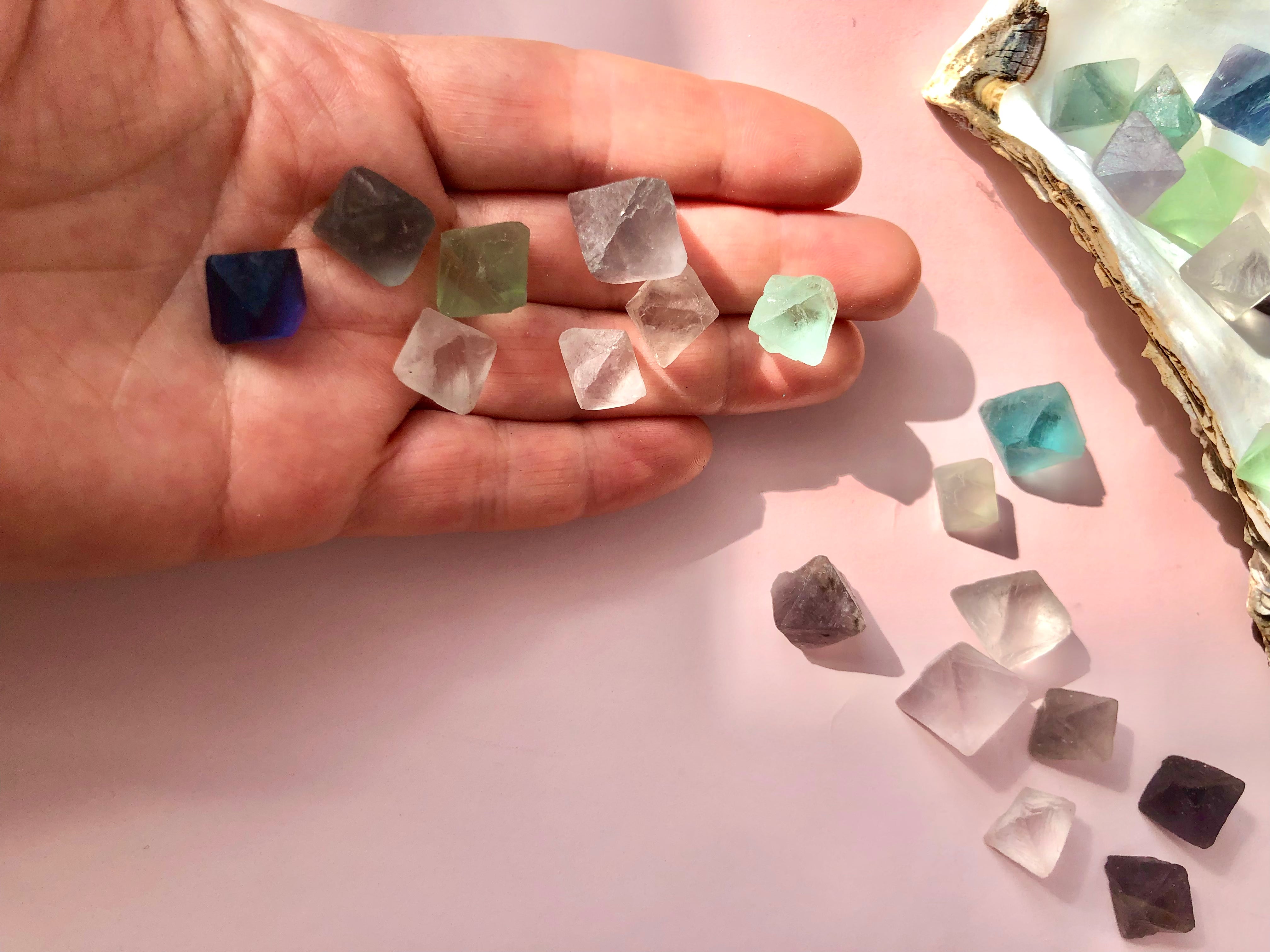 Månesøster Krystaller Regnbue Fluorit Oktaeder ☾ Koncentration, Grounding & Balance ☾