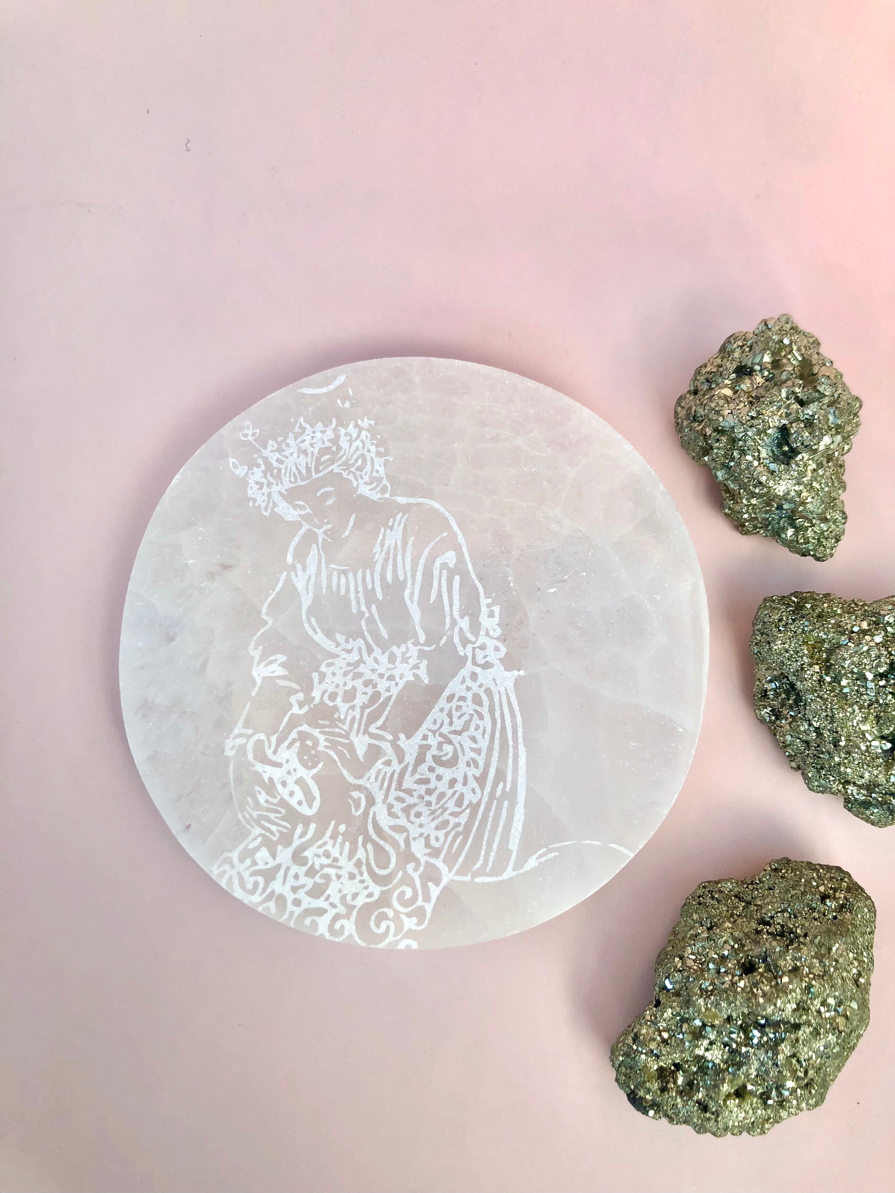 Månesøster Krystaller Selenit Plade ☾ Med Tarot Motiv Strength ☾ RENS, OPLAD & HEAL ☾ Til opladning af krystaller og smykker