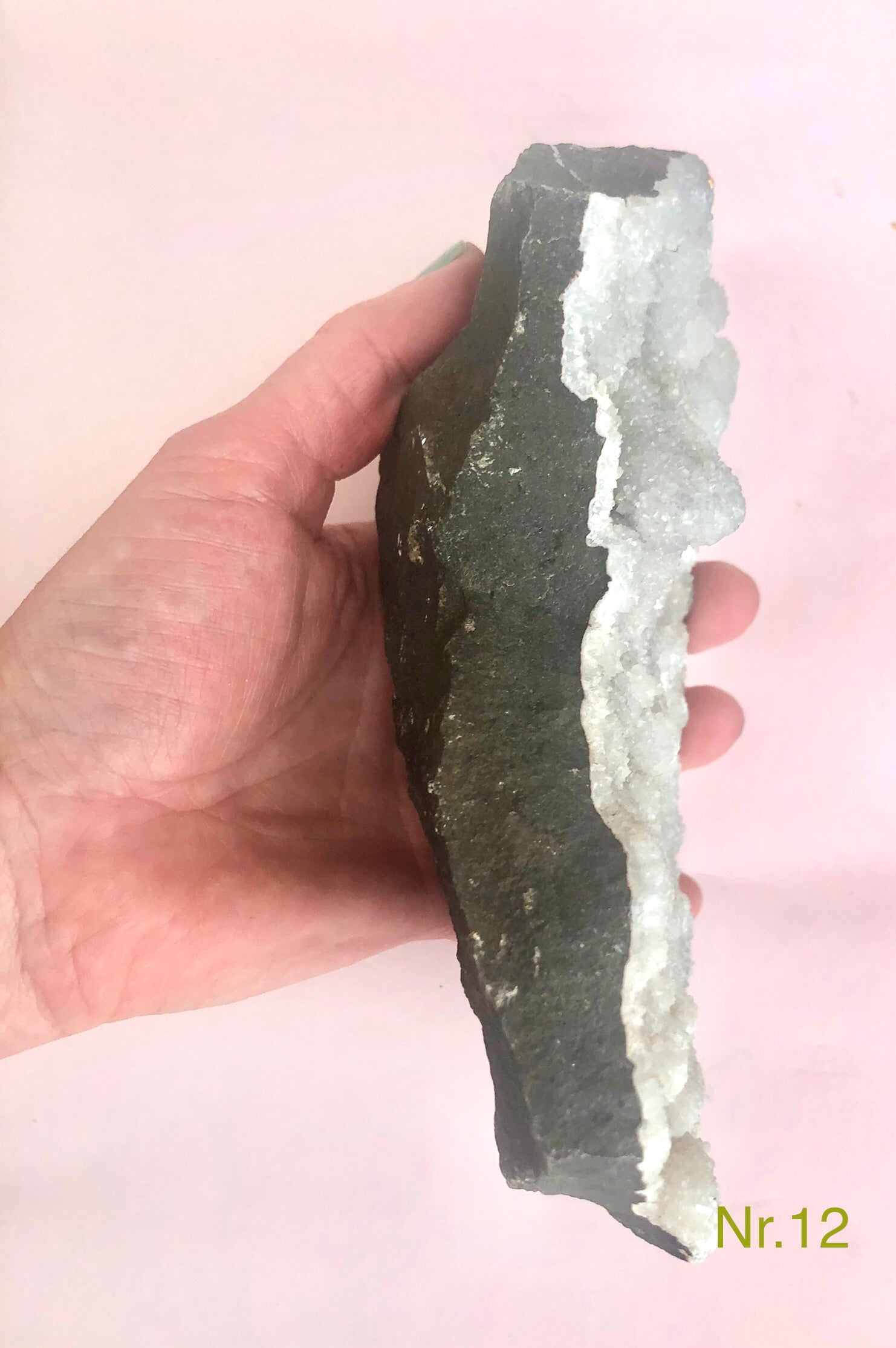 Zeolit apophyllit Klynge 𓂀 Hvis du arbejder med Healing, er denne sten et fantastisk redskab. beskytter mod energidrænene påvirkning, udvikler dine intuitive evner og hjælper dig til at træde ud af dit ego og lade energi flyde let ☾ Nr. 12 - 13