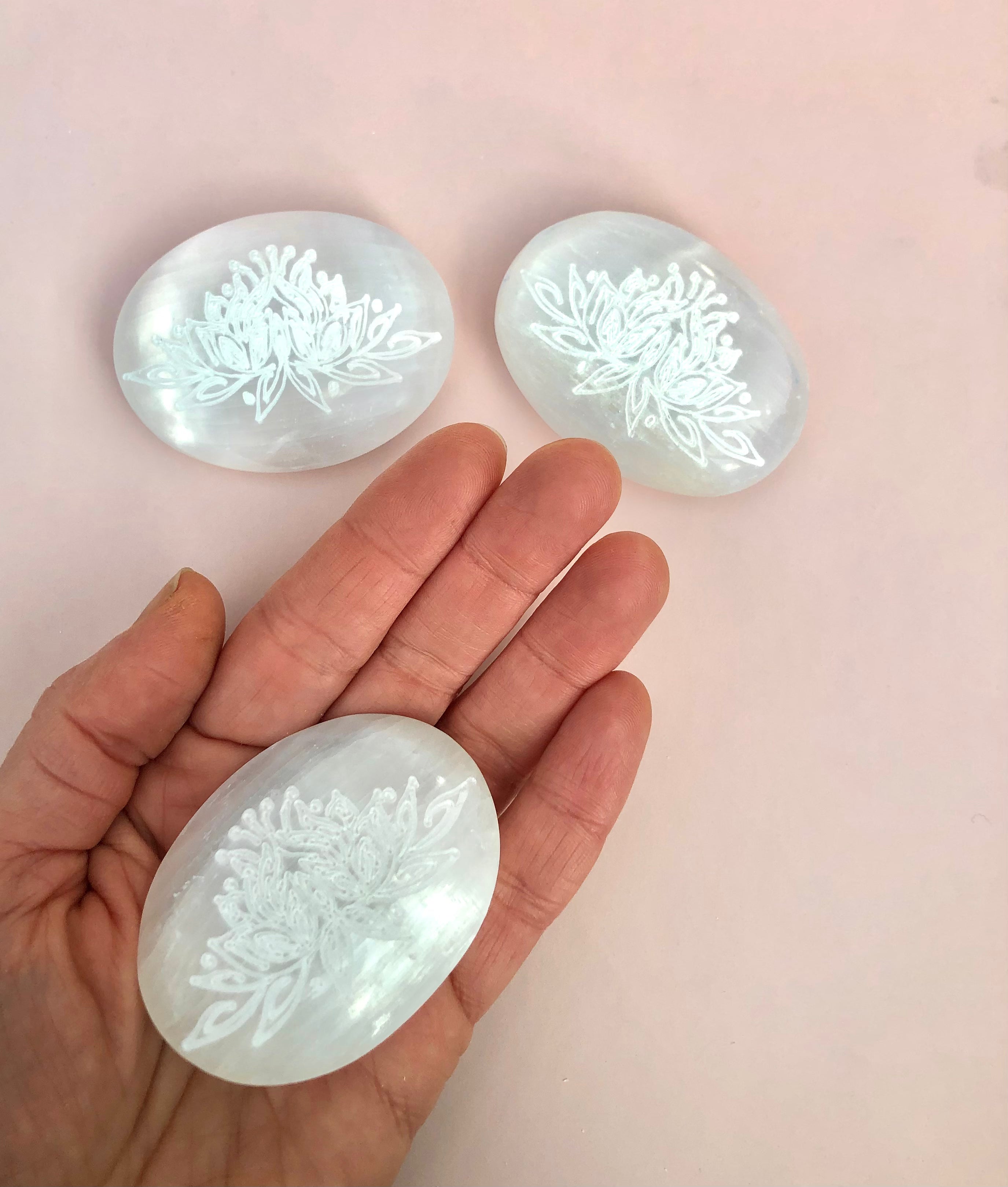 Månesøster Krystaller Selenit PalmStone ☾ RENS, OPLAD & HEAL ☾ Med Livets Træ & Lotus Motiv
