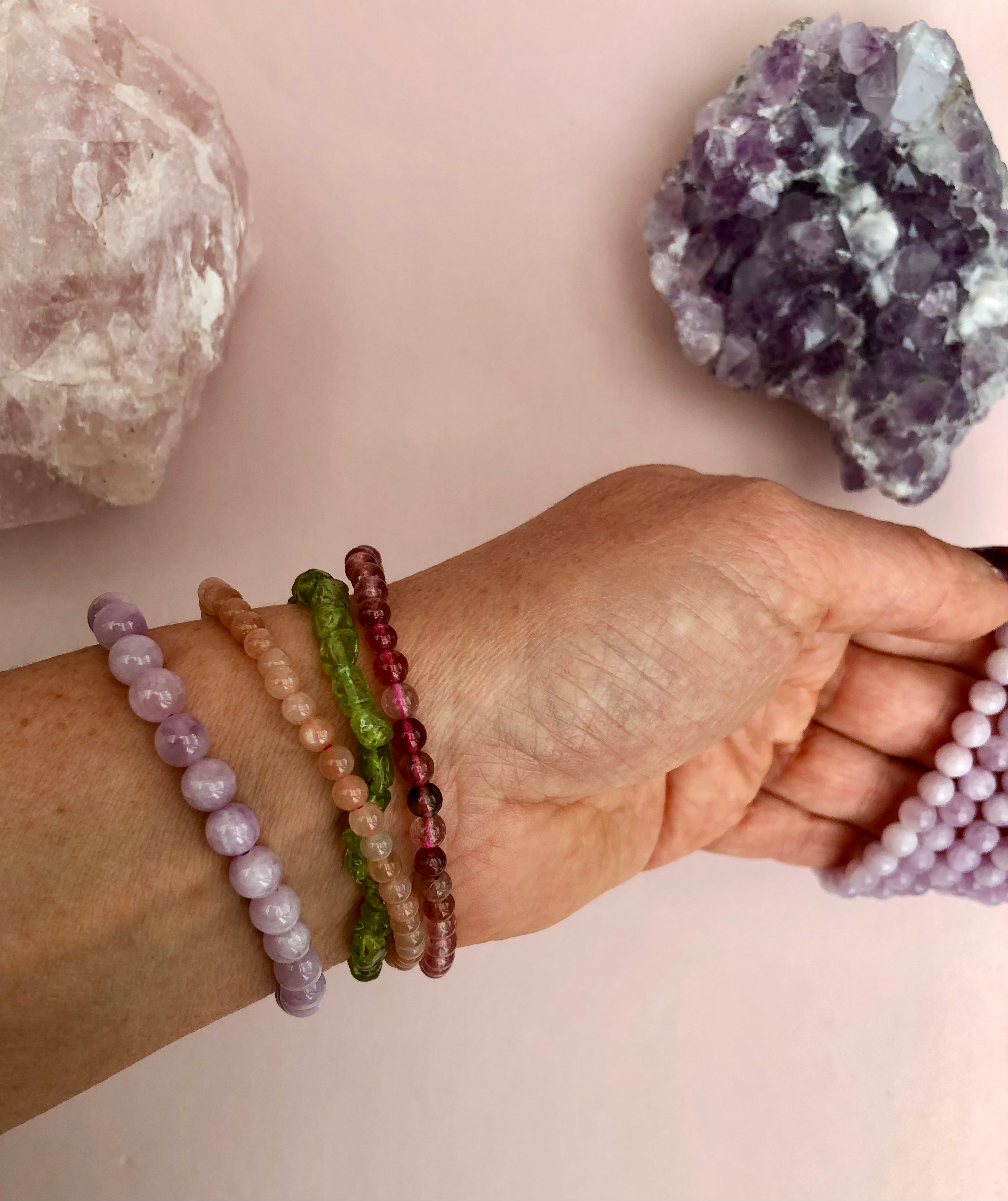 Kunzit Armbånd Månesøster Krystaller Månesøstre Månesøstrene Månesten / MAANESOESTER.DK / MÅNESØSTER.DK / MÅNESØSTER KRYSTALLER HORSENS