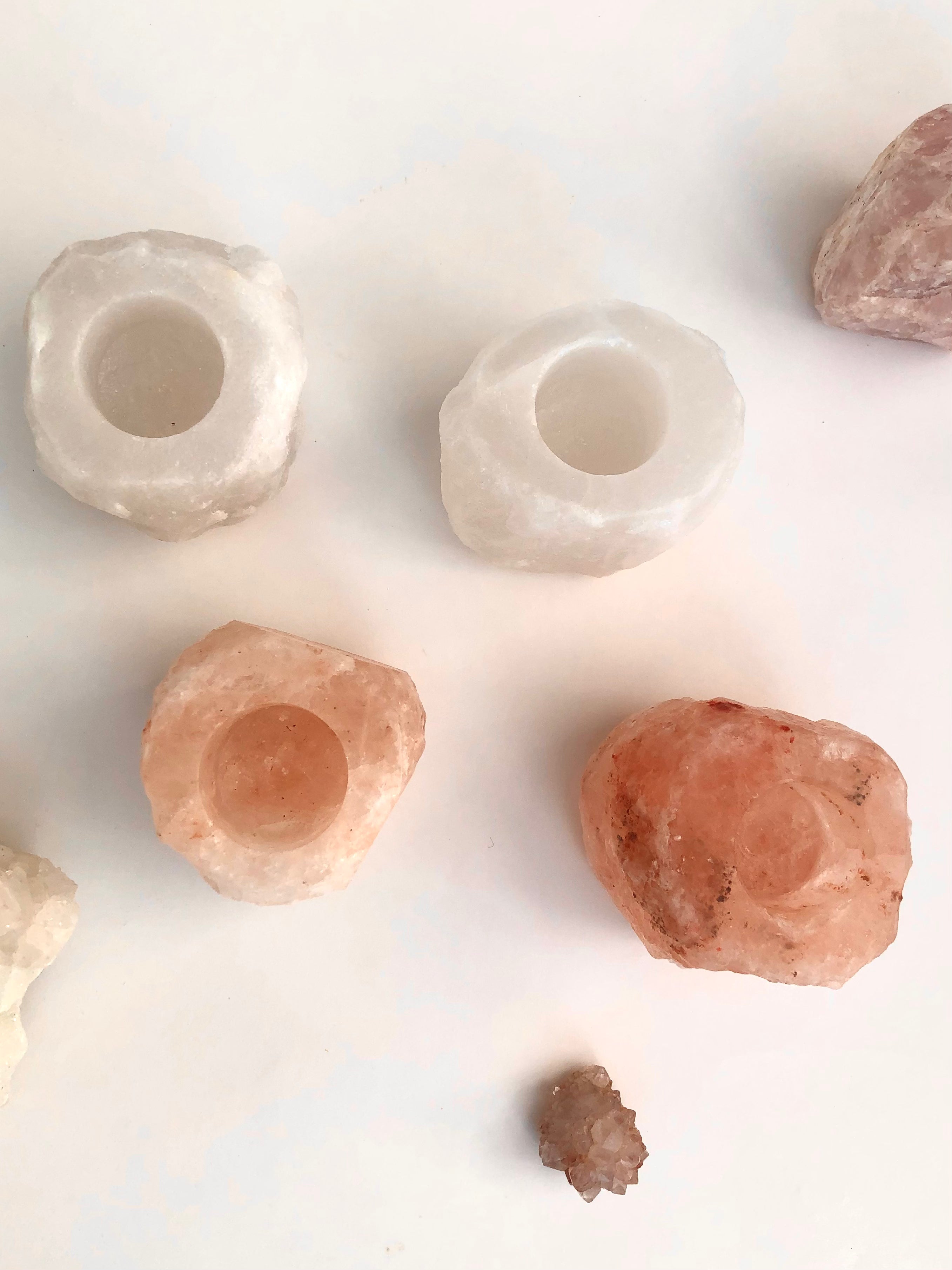 Himalaya Salt Stage saltstage lysestage Hvid Rød Grå Månesøstre Månsøsteren Månesøster Krystaller Månesten Himelaya Himelaja Himalaja fyrfadsstage saltlampe lampe