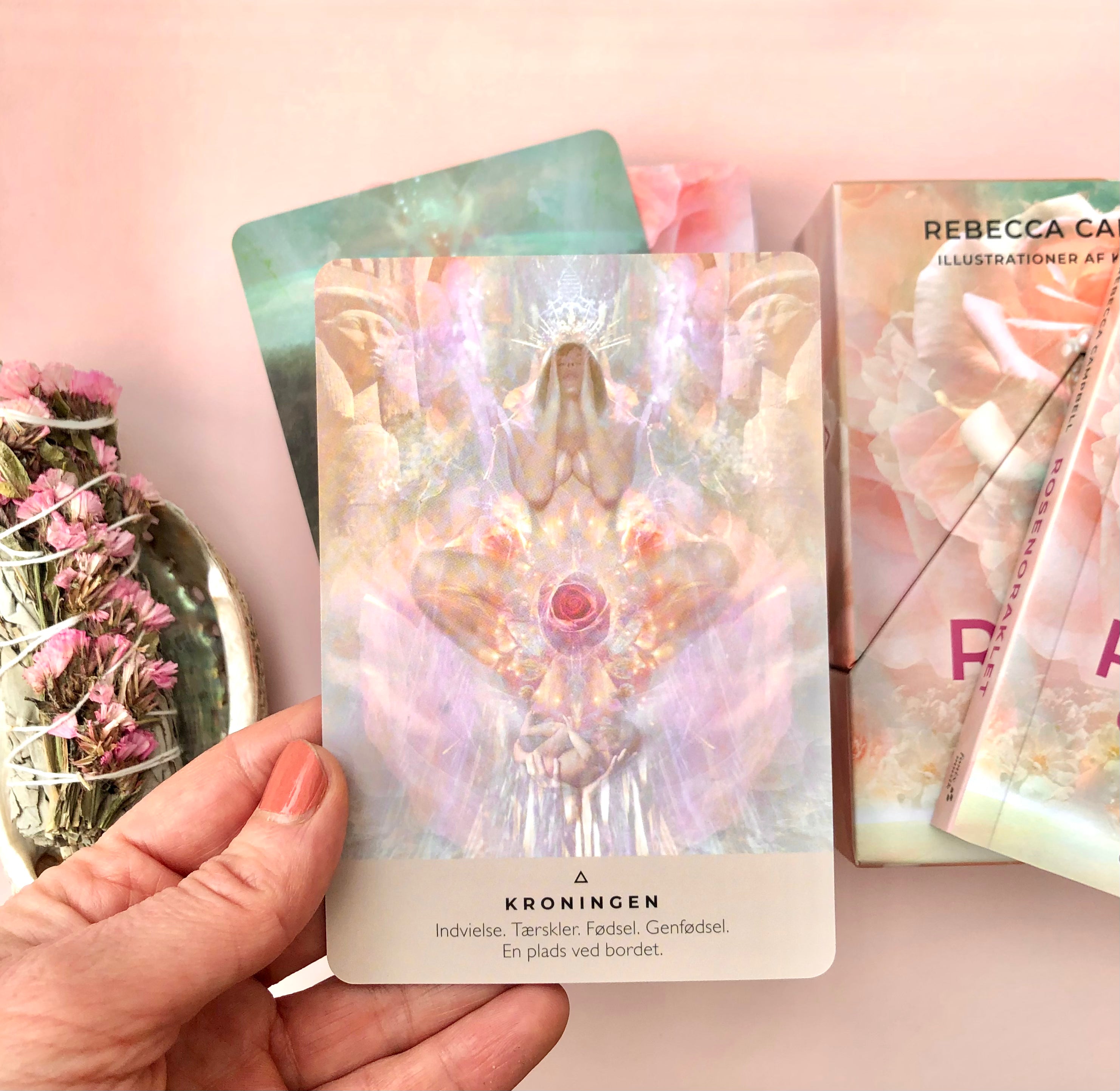 Månesøster Krystaller Rosen Oraklet Dansk Kortsæt + Guidebog Tarot Tarotkort Rabecca Campbell Rose Oracle