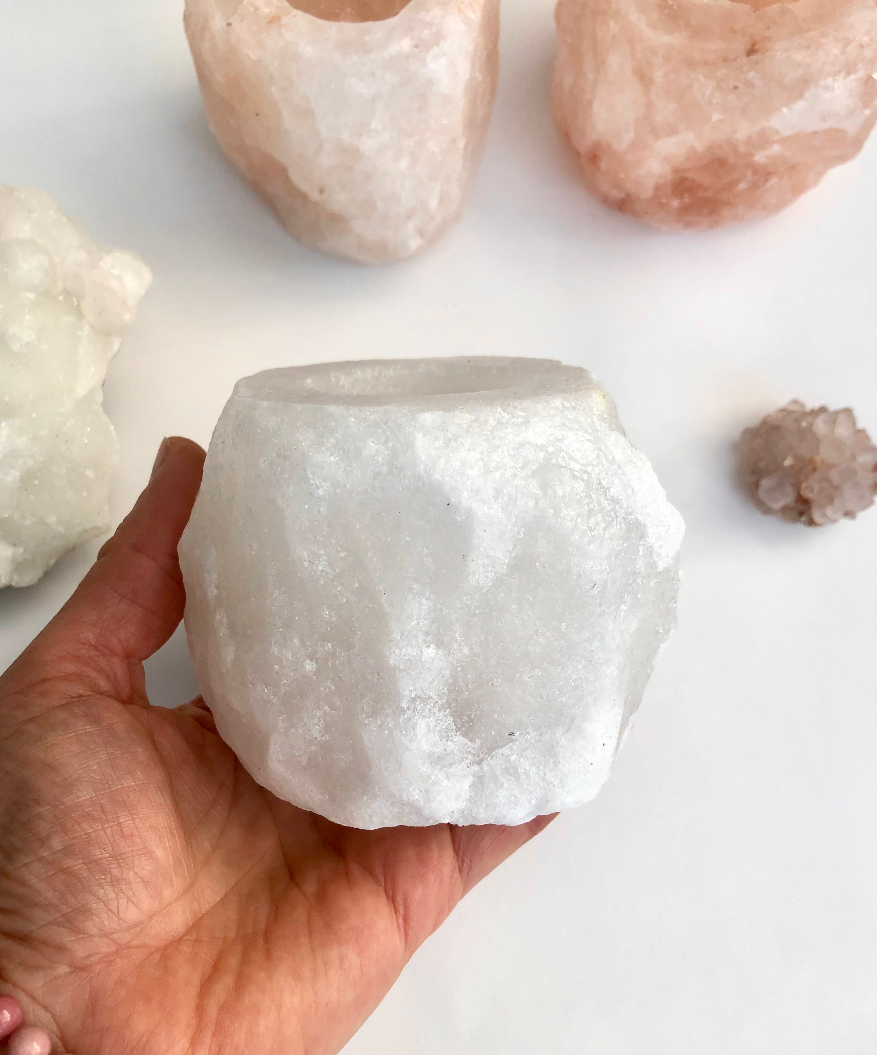 Himalaya Salt Stage saltstage lysestage Hvid Rød Grå Månesøstre Månsøsteren Månesøster Krystaller Månesten Himelaya Himelaja Himalaja fyrfadsstage saltlampe