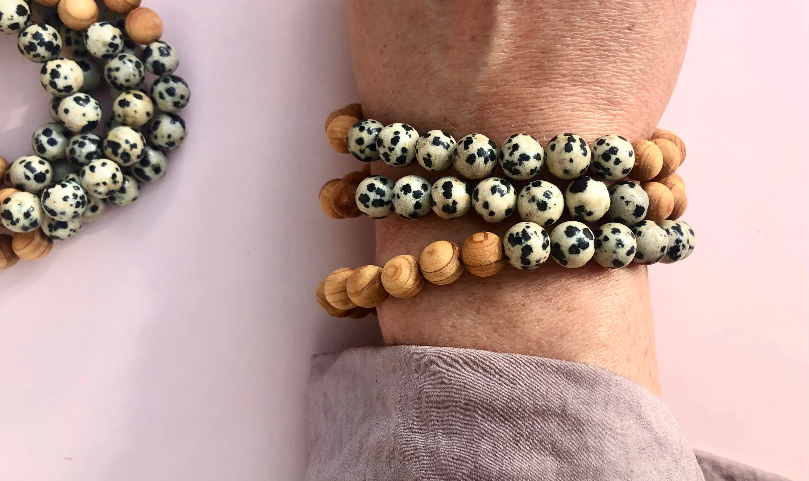 Dalmatiner Jaspis og Sandalwood ☾ Armbånd Månesøster Krystaller / MAANESOESTER.DK / MÅNESØSTER.DK