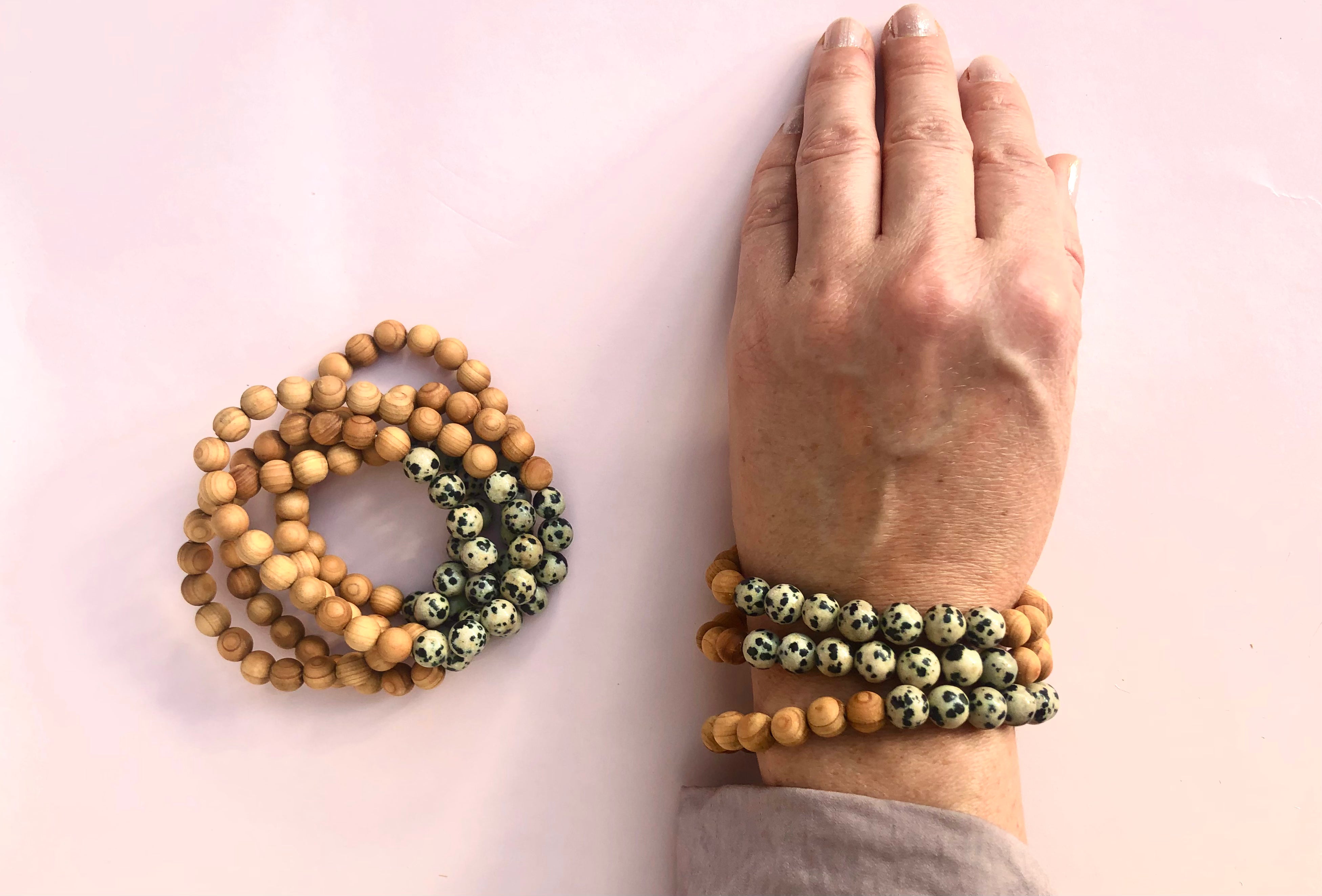 Dalmatiner Jaspis og Sandalwood ☾ Armbånd Månesøster Krystaller / MAANESOESTER.DK / MÅNESØSTER.DK