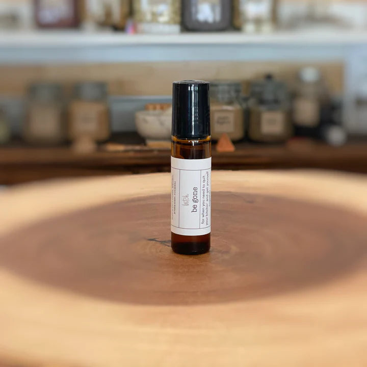Månesøster Krystaller B*tch Be Gone ☽ Æterisk olie ☽ Fra “BLUE SAGE” ☽ Roll-On ☽ 10ml