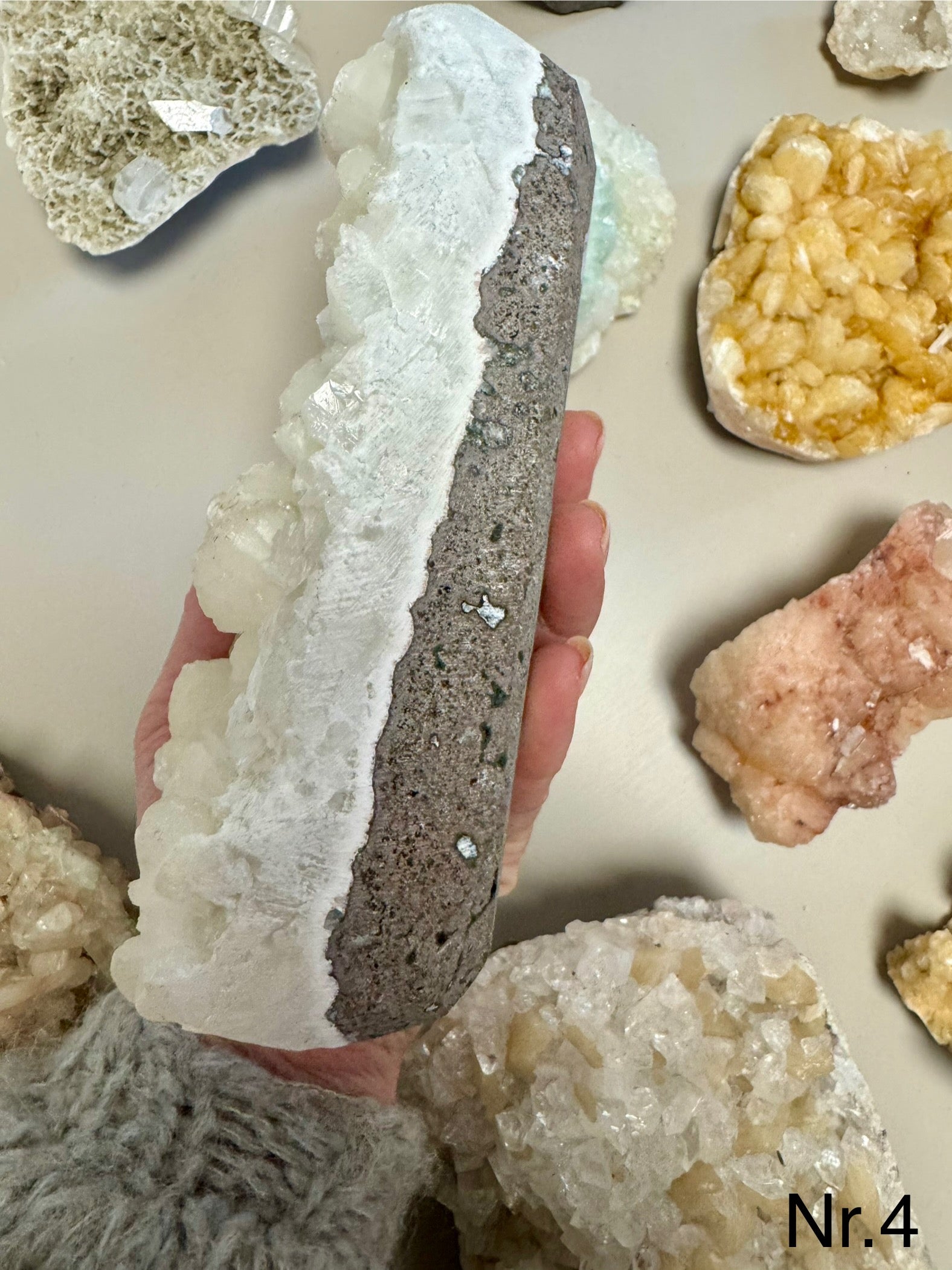 Zeolit apophyllit med stilbit Klynge 𓂀 Hvis du arbejder med Healing, er denne sten et fantastisk redskab. beskytter mod energidrænene påvirkning, udvikler dine intuitive evner og hjælper dig til at træde ud af dit ego og lade energi flyde let