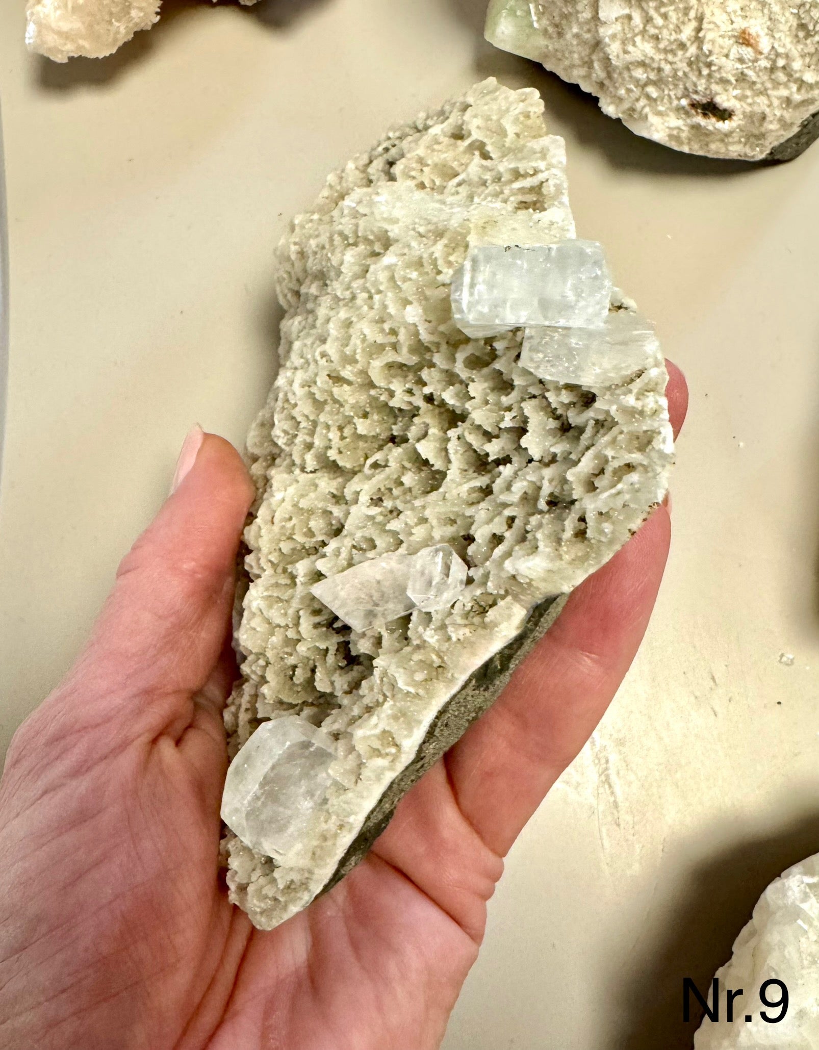 Zeolit apophyllit med stilbit Klynge 𓂀 Hvis du arbejder med Healing, er denne sten et fantastisk redskab. beskytter mod energidrænene påvirkning, udvikler dine intuitive evner og hjælper dig til at træde ud af dit ego og lade energi flyde let