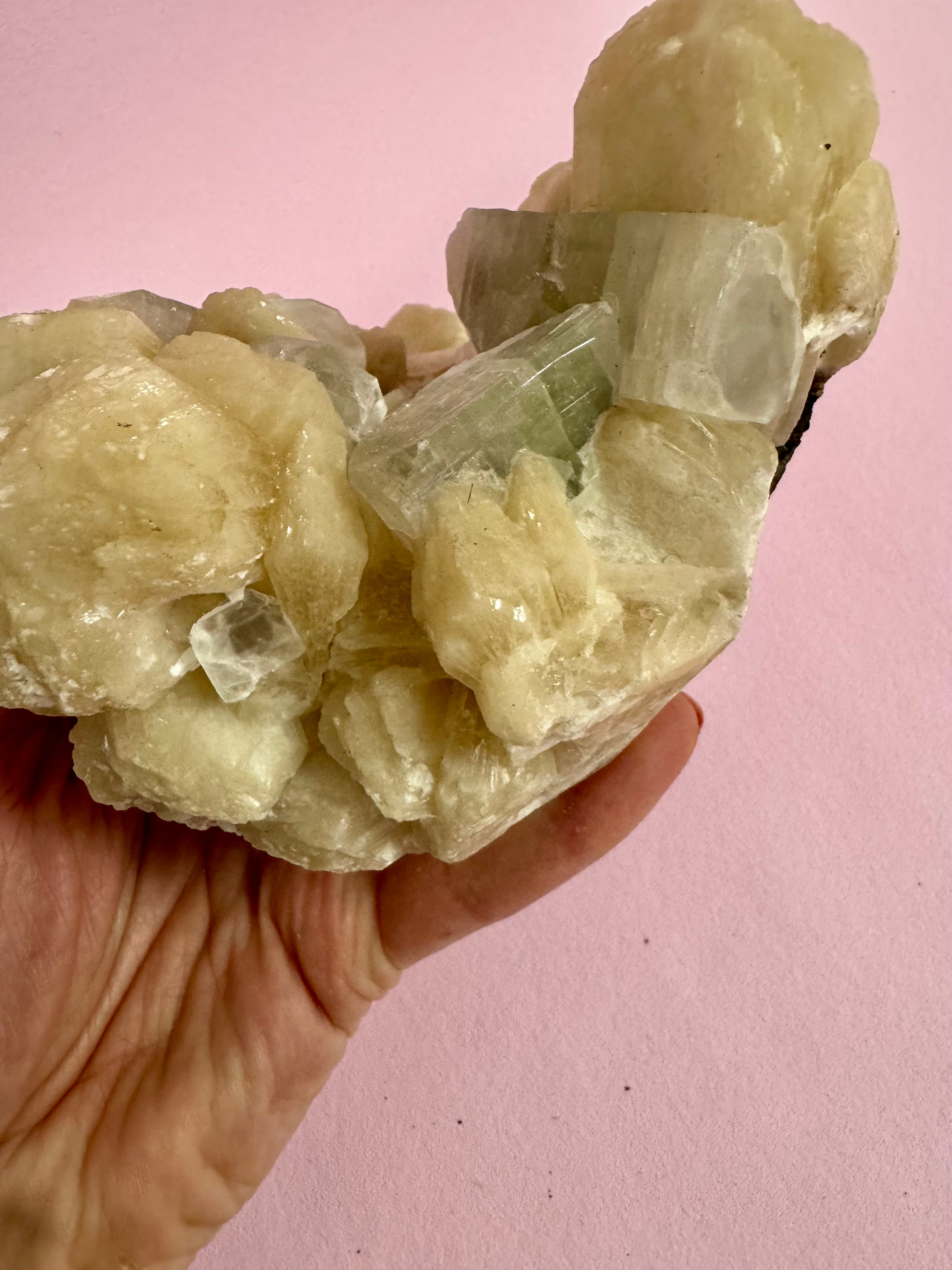 Apophyllit klynge – Zeolit med stilbit nr. 444 - beskytter mod energidrænene påvirkning, udvikler dine intuitive evner og hjælper dig til at træde ud af dit ego og lade energi flyde let𓂀