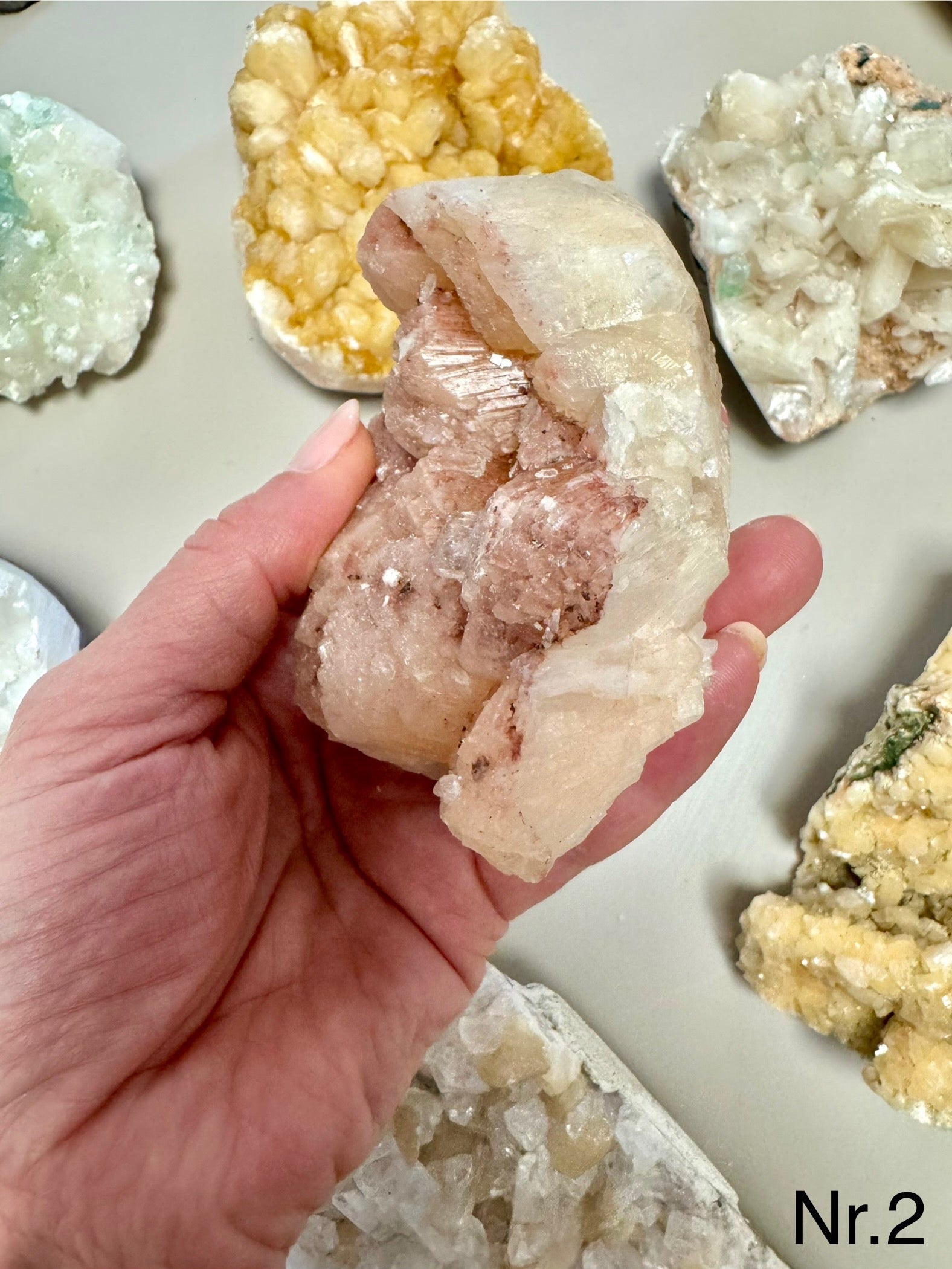 Zeolit apophyllit med stilbit Klynge 𓂀 Hvis du arbejder med Healing, er denne sten et fantastisk redskab. beskytter mod energidrænene påvirkning, udvikler dine intuitive evner og hjælper dig til at træde ud af dit ego og lade energi flyde let