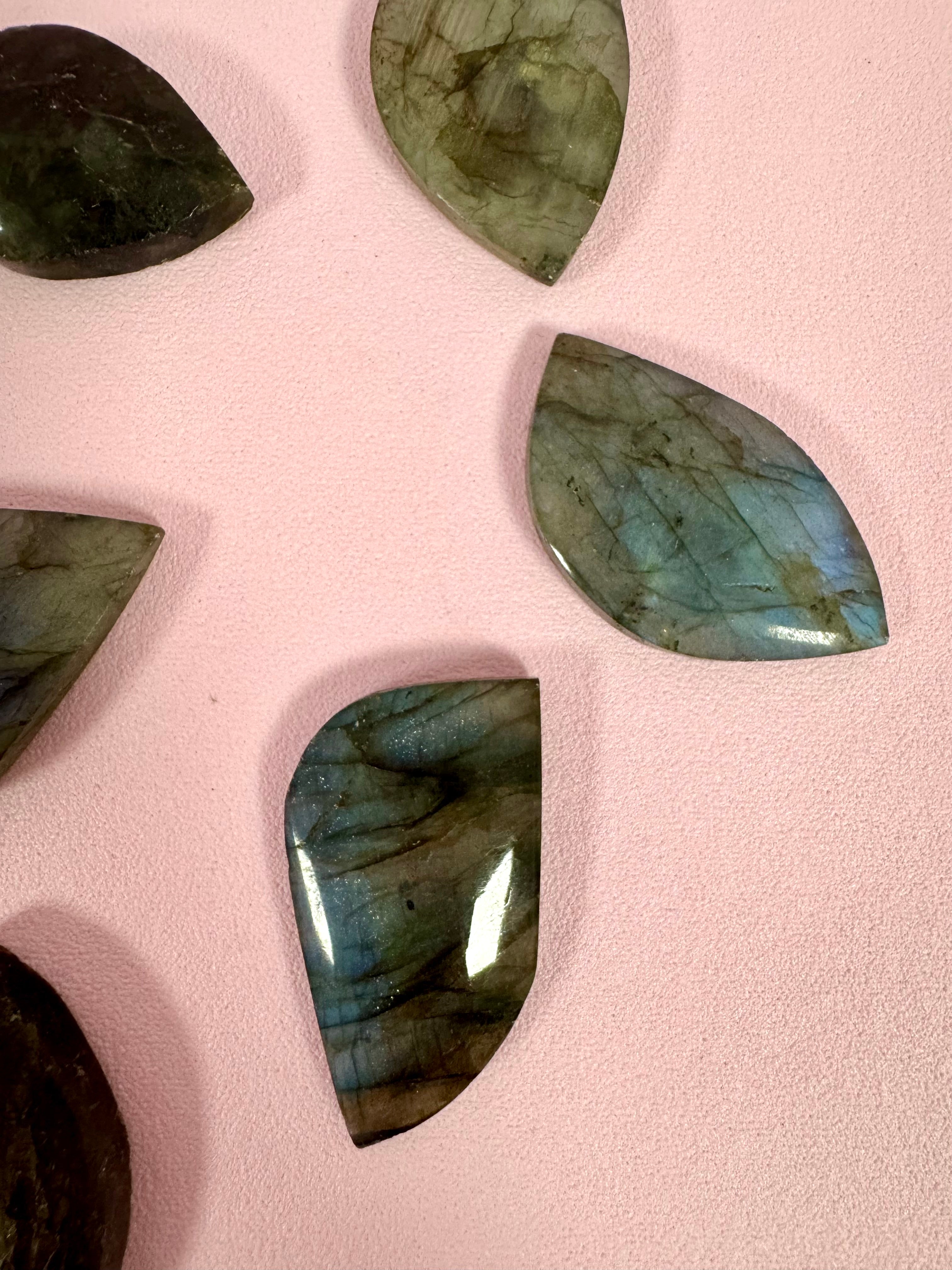 Labradorit Leaf ☾ Spirituelle evner, styrke, transformation & beskyttelse ☾ 4-4,5 cm