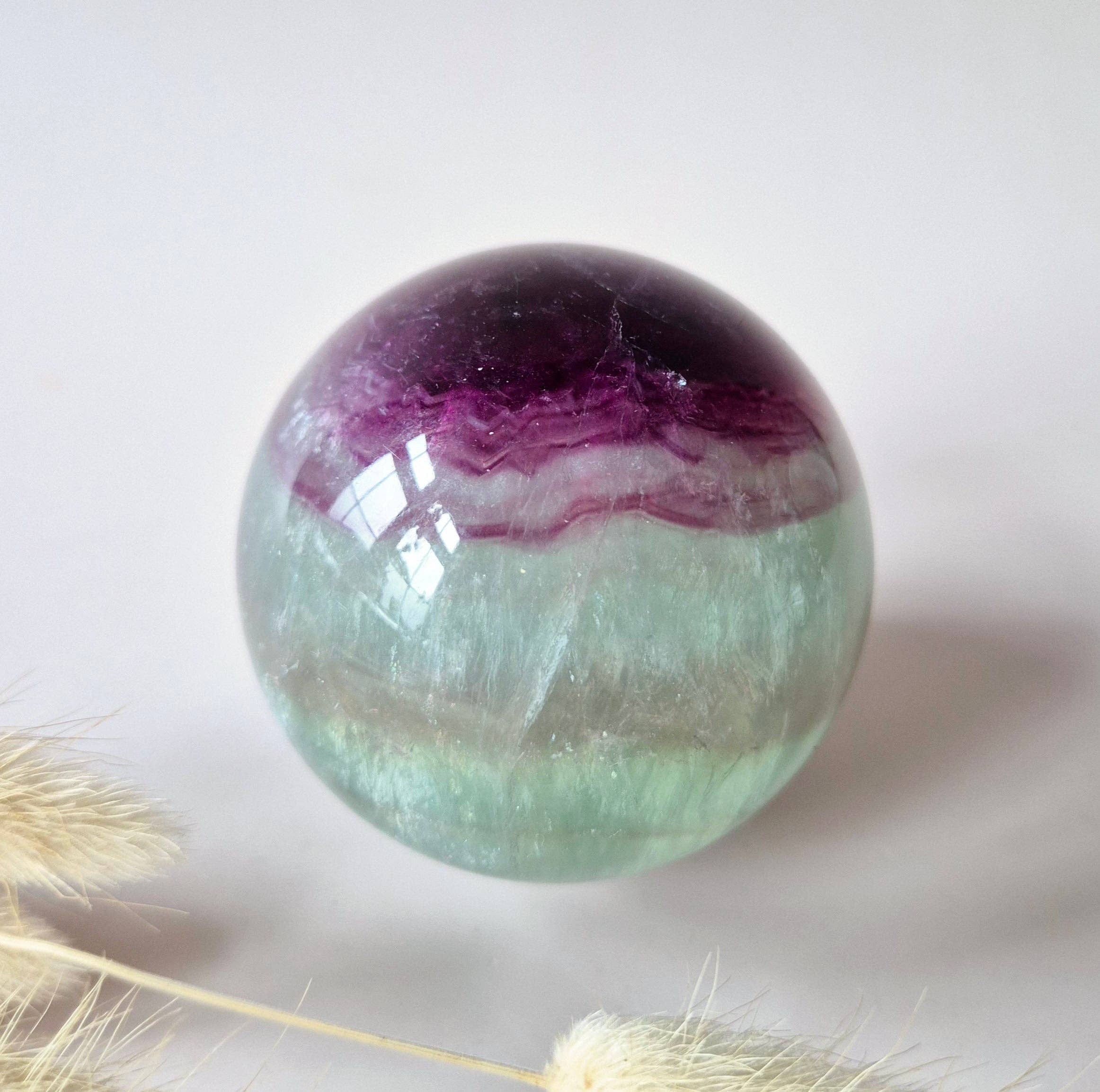 Krystalkugle – Regnbuefluorit (6 cm)