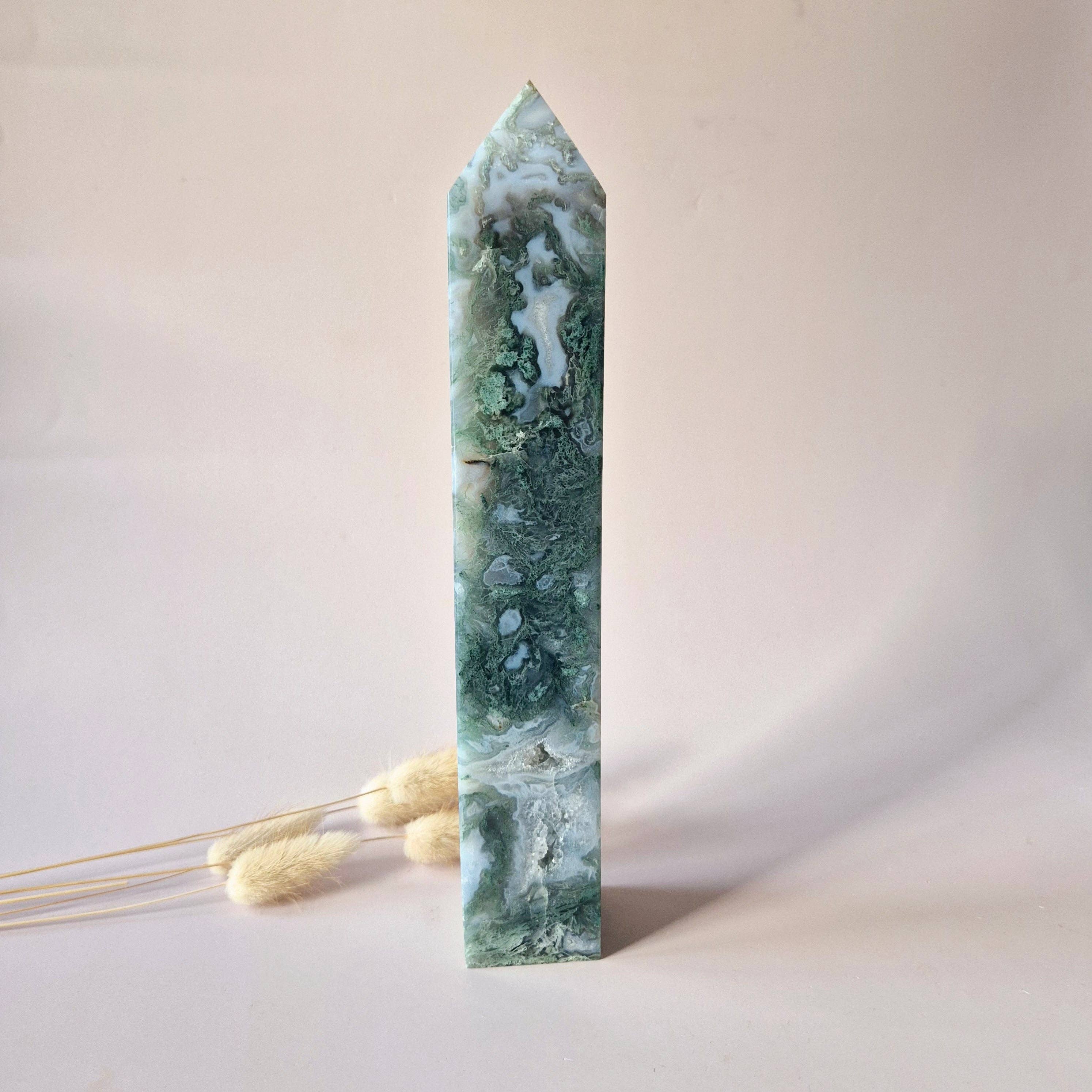 XXL Mosagat Krystal Tårn – 1020 gram (Obelisk / Tårn / Point)