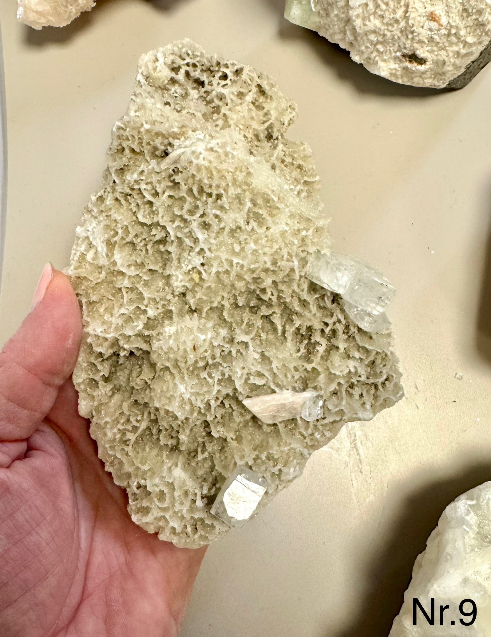 Zeolit apophyllit med stilbit Klynge 𓂀 Hvis du arbejder med Healing, er denne sten et fantastisk redskab. beskytter mod energidrænene påvirkning, udvikler dine intuitive evner og hjælper dig til at træde ud af dit ego og lade energi flyde let