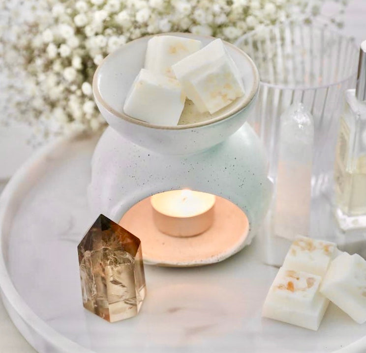 Citrin krystal Duftvoks ( Smelte Voks ) Med mandarin & basilikum & naturlige Citrin stykker Fra “TWO LIBRAS” ☾ en bar med 6 snap-off terninger lavet af naturlig voks. infunderet med duftolier og krystalchips ☾