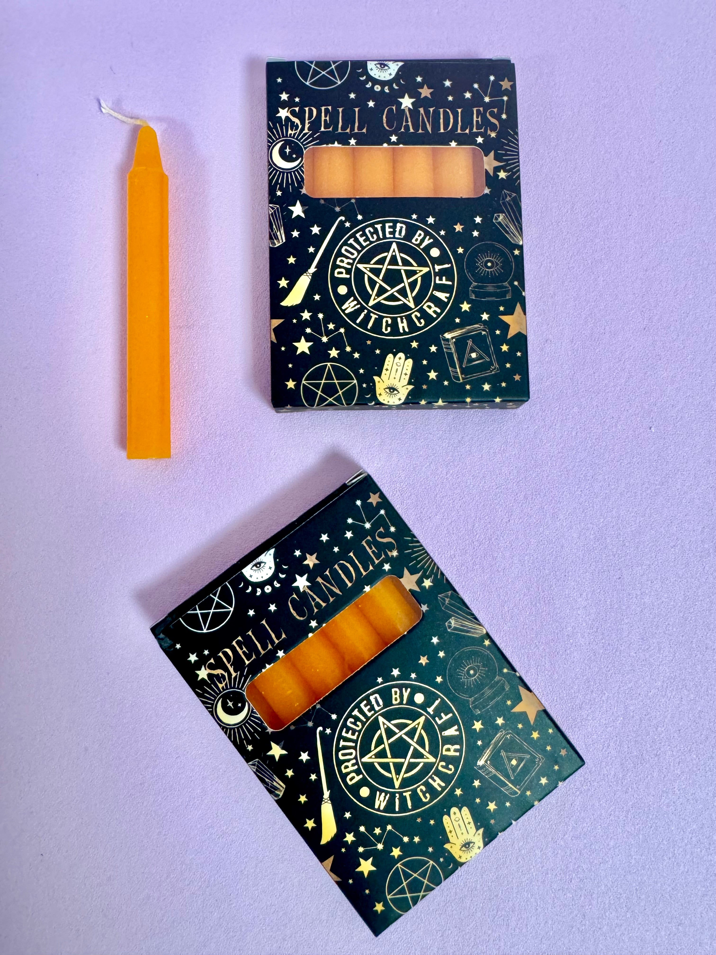 Protected by Witchcraft ☾ SPELL CANDLES ☾ 10x7,5x1 cm. pakke med 6 Orange lys ☾ For Tiltrækning