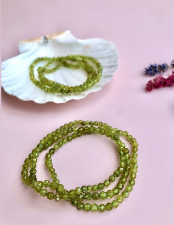 Facetteret Peridot 𓂀 Armbånd ☾ OVERFLOD, HARMONI & LYKKE ☾ 4mm