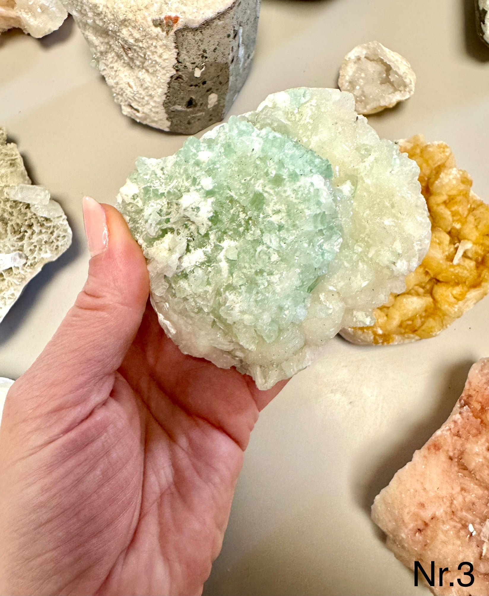 Zeolit apophyllit med stilbit Klynge 𓂀 Hvis du arbejder med Healing, er denne sten et fantastisk redskab. beskytter mod energidrænene påvirkning, udvikler dine intuitive evner og hjælper dig til at træde ud af dit ego og lade energi flyde let