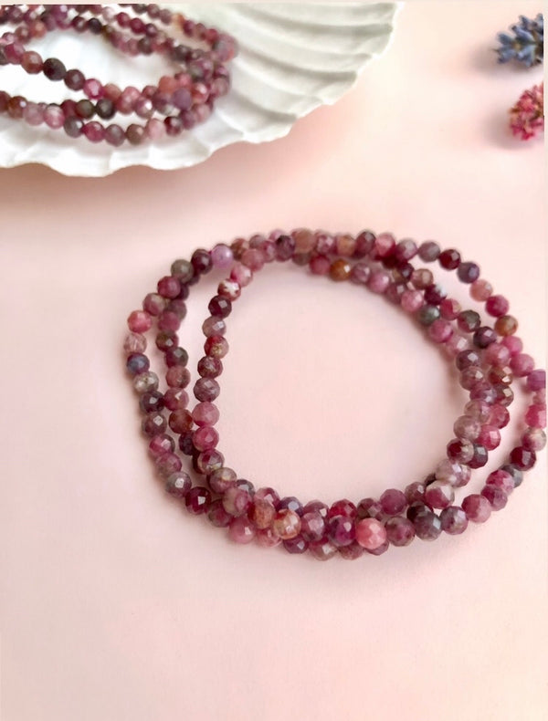 Facetteret Rubin Armbånd 𓆃 Ubetinget kærlighed, Kundalini, Grounding & Livs glæde 𓆃 (4mm)