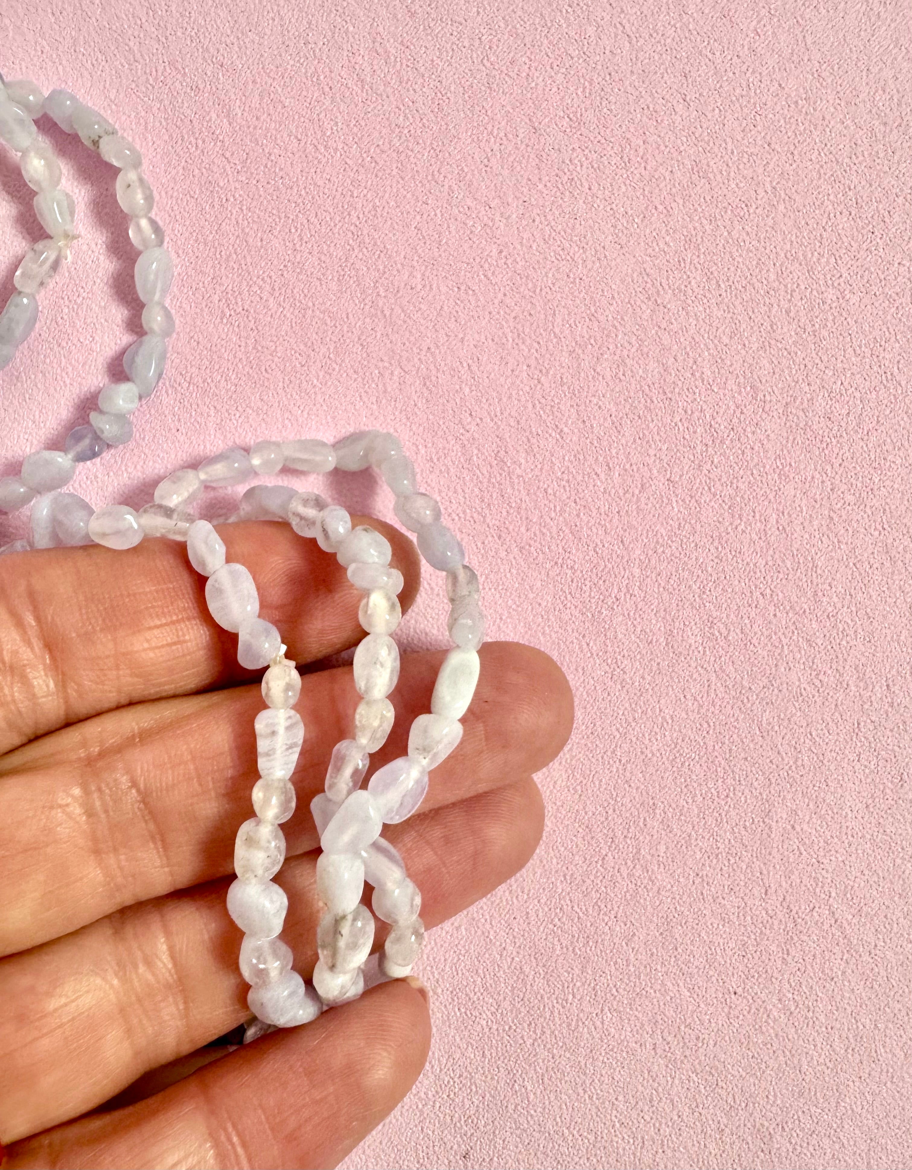 Kalcedon små sten ☽ Armbånd