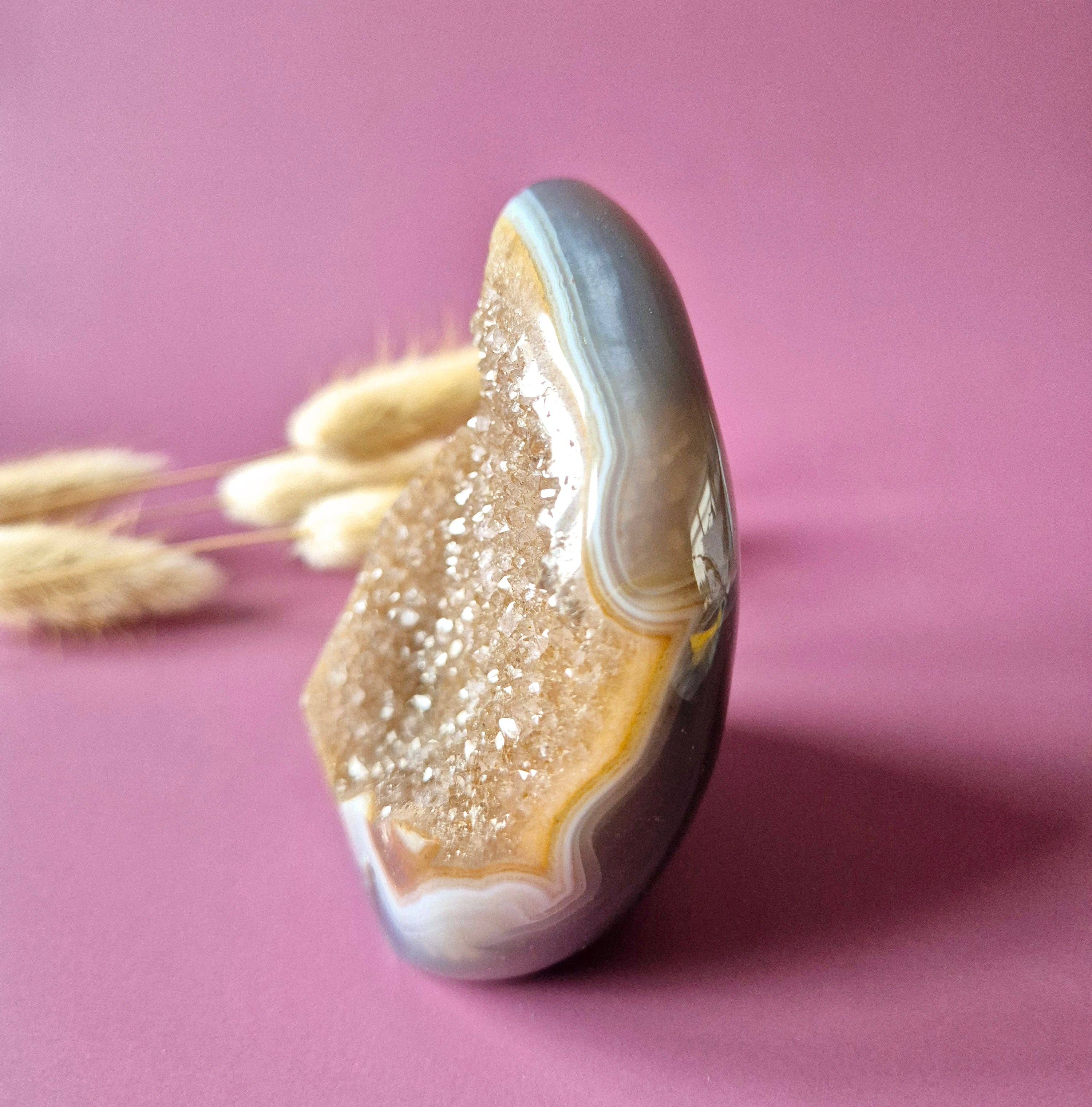 Druzy Grå Agat Tåre/Flamme – Stående Krystal (260 g, #4)
Druzy grå agat formet som en stående tåre eller flamme med en vægt på 260 gram.