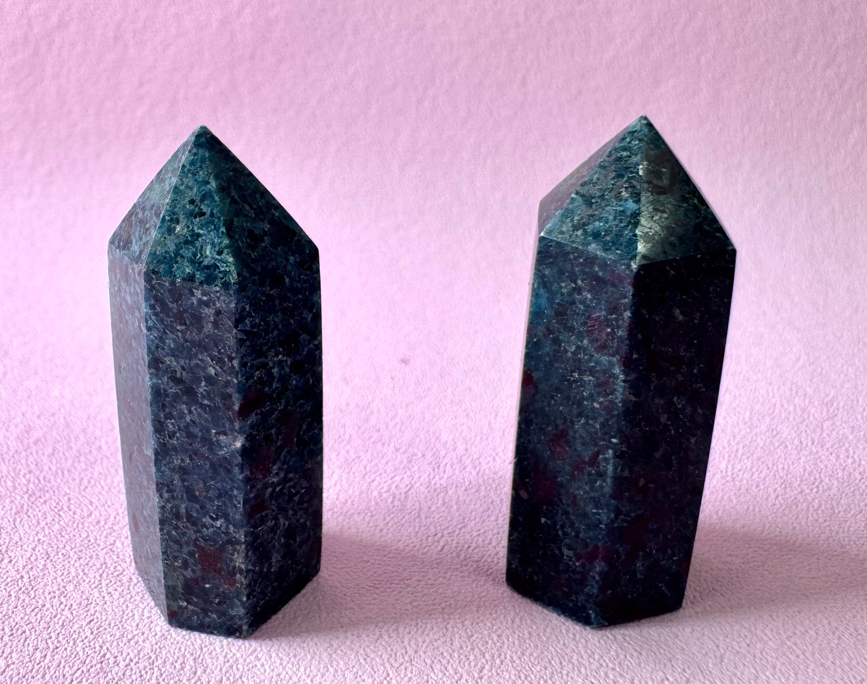 Rå Rubin i Kyanit - ca. 30 gram & 4,3 cm. højt