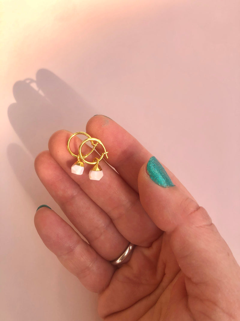 Månesøster Krystaller Øreringe med rå krystal PINK OPAL OKTOBER BALANCE OG INDRE FRED