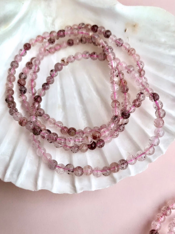 Månesøster Krystaller Jordbær Kvarts Armbånd Feminin power, positivitet, moderskab, kraftfuld kærligheds vibration & lidenskab (4mm)