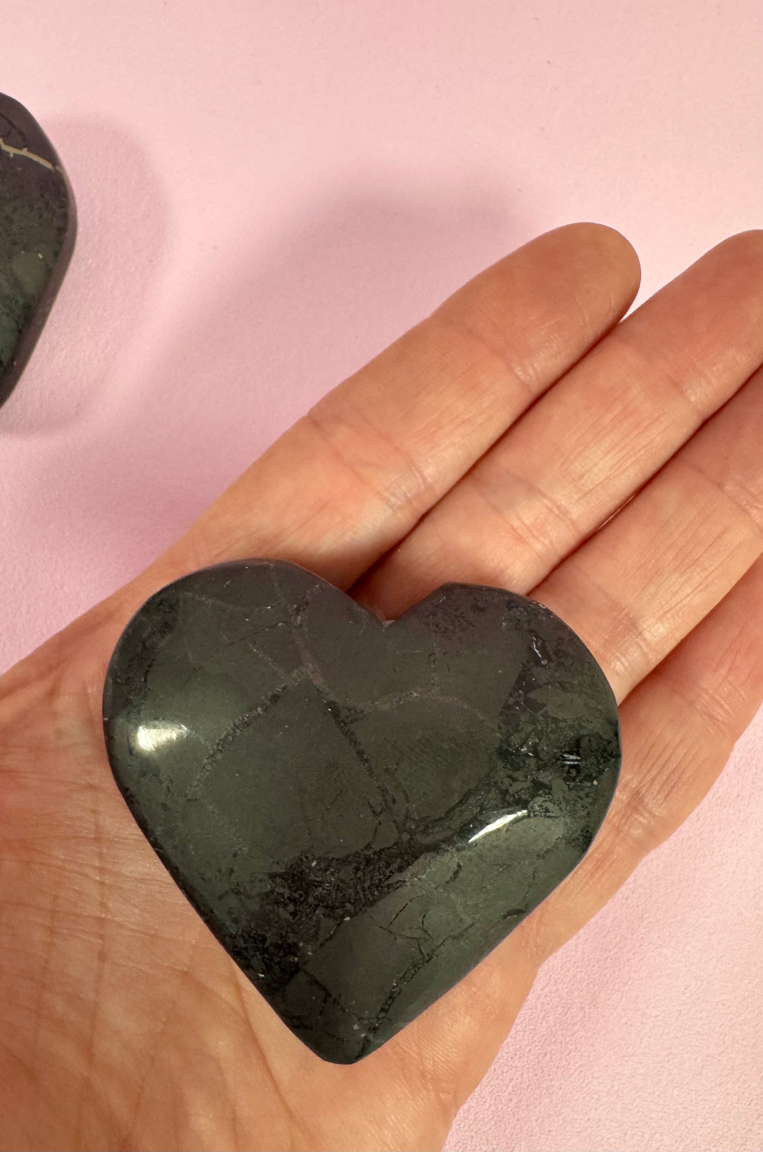 Shungit hjerte  ☽ EN MAGISK, HEALENDE VIDUNDERSTEN - ca 5,7 cm