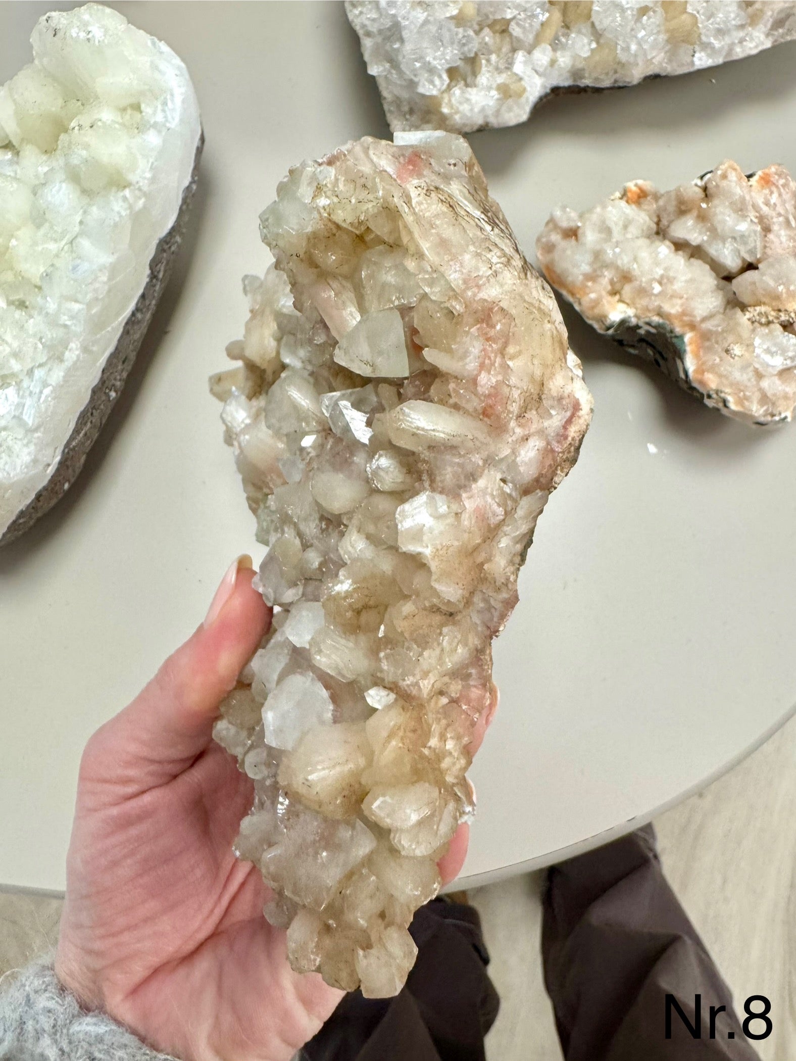 Zeolit apophyllit med stilbit Klynge 𓂀 Hvis du arbejder med Healing, er denne sten et fantastisk redskab. beskytter mod energidrænene påvirkning, udvikler dine intuitive evner og hjælper dig til at træde ud af dit ego og lade energi flyde let