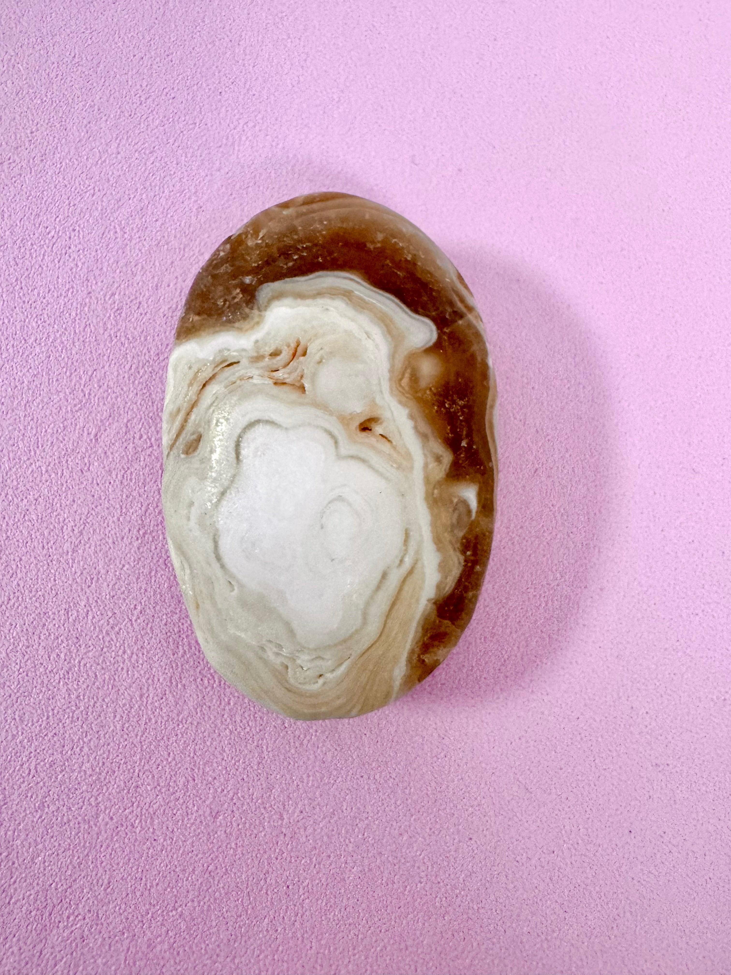 Gul Calcit palmstone 𖤓 FIND DIT INDRE BLOMSTERBARN, TRÆD IND I DET LETTE SIND, MÆRK LIVSGLÆDEN BOBBLE 𖤓 6x4 cm
