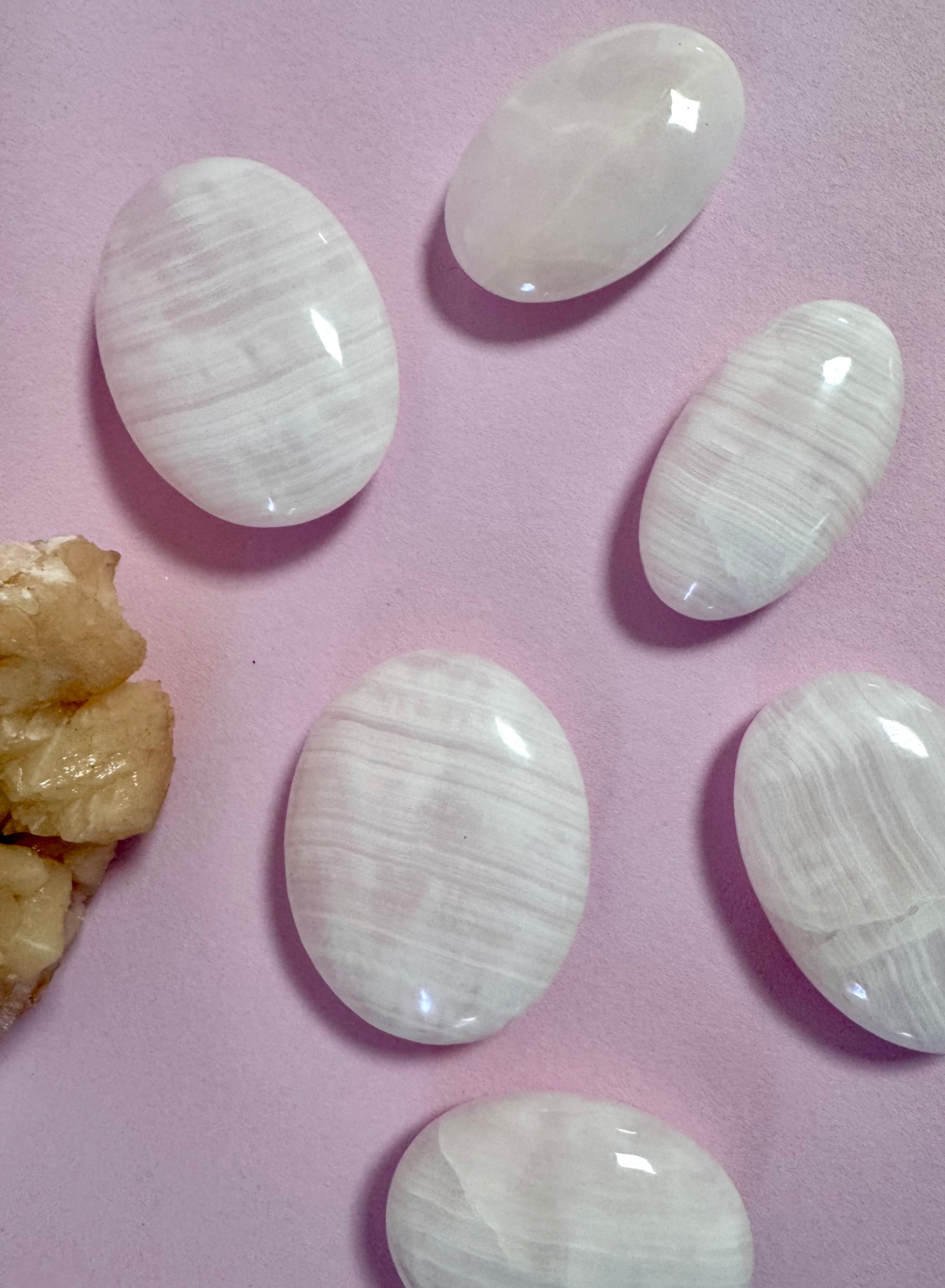 Mangano Calcit Oval Rosa Palmstone