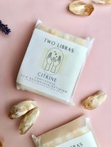 Citrin krystal Duftvoks ( Smelte Voks ) Med mandarin & basilikum & naturlige Citrin stykker Fra “TWO LIBRAS” ☾ en bar med 6 snap-off terninger lavet af naturlig voks. infunderet med duftolier og krystalchips ☾