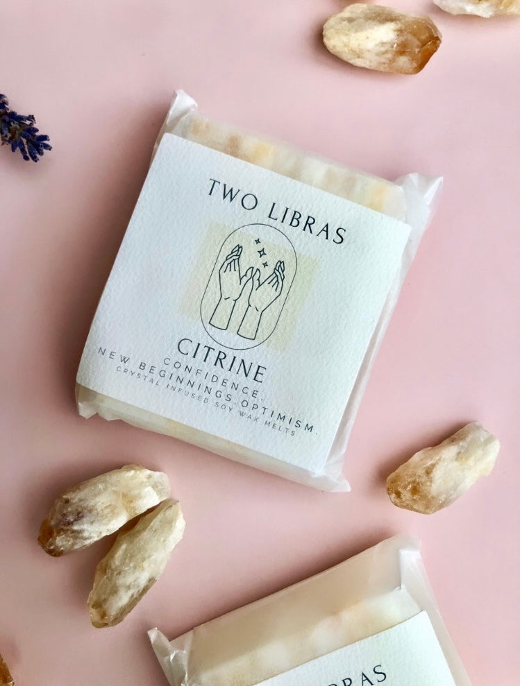 Citrin krystal Duftvoks ( Smelte Voks ) Med mandarin & basilikum & naturlige Citrin stykker Fra “TWO LIBRAS” ☾ en bar med 6 snap-off terninger lavet af naturlig voks. infunderet med duftolier og krystalchips ☾